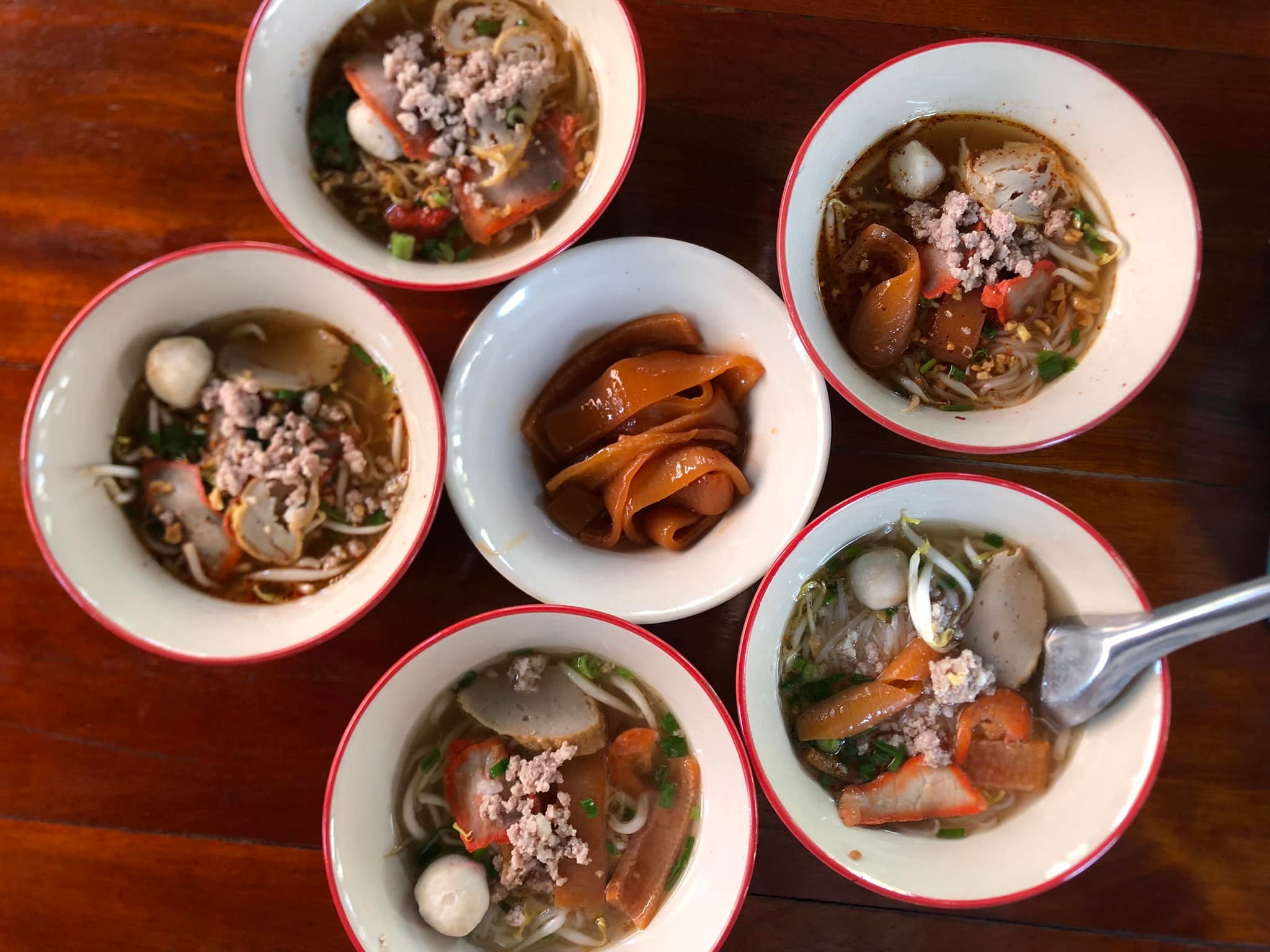 ร้านก๋วยเตี๋ยวยายปุก วัดธรรมนิมิต จ.สมุทรสงคราม, เตี๋ยว ตก กะลา, ก๋องเมงจั้น บะหมี่เกี๊ยว, ร้านอาหาร เกาเหลากรุงไทย, ก๋วยเตี๋ยวหมูมะนาว แม่บุญมี, ก๋วยเตี๋ยวเรือแคปลั่น หมูน้ำตก-น้ำแดง, แซ่บเตี๋ยวห้อยขา บ้าน ณ ตุ๊กจ้า, ก๋วยเตี๋ยวเนื้อ-หมูน้ำแดง ลุงพร เจ้าเก่าคลองตะโก, ก๋วยเตี๋ยวหมูย่างกะทิสด อัมพวา, ก๋วยเตี๋ยวปลาคลองโคน, เจ๊เล็กก๋วยเตี๋ยวเป็ด วัดแก้วฟ้า, ร้านลูกชิ้นวีระ แม่กลอง, ร้านชุ้นพานิช เจ้อั้ง, บ้านเตี๋ยวทรงไทย