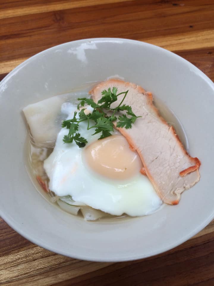 ข้าวเปิ๊ปยายเครื่อง, กับข้าวกับปลา, สินวนา, เฟื่องฟ้า, บ้านครูอิ๋ว, สิบสองหน่วยตัด, ร้านอาหารลุงจ้อย สุโขทัย, ก๋วยเตี๋ยวสุโขทัย ไม้กลางกรุง, Pizza House, Phum Phor ภูมิพ่อ, รักชาติ พาเพลิน ศรีสำโรง, ณ โขทัย, กุ๊กเหมียน, ป้าอ้วนหมูจุ่ม 2