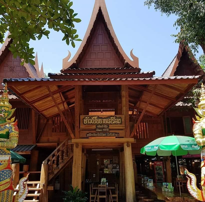 ข้าวเปิ๊ปยายเครื่อง, กับข้าวกับปลา, สินวนา, เฟื่องฟ้า, บ้านครูอิ๋ว, สิบสองหน่วยตัด, ร้านอาหารลุงจ้อย สุโขทัย, ก๋วยเตี๋ยวสุโขทัย ไม้กลางกรุง, Pizza House, Phum Phor ภูมิพ่อ, รักชาติ พาเพลิน ศรีสำโรง, ณ โขทัย, กุ๊กเหมียน, ป้าอ้วนหมูจุ่ม 2