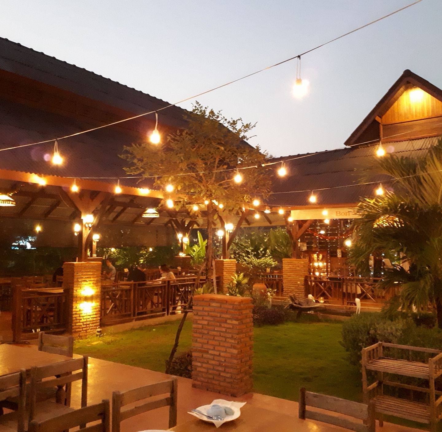 ข้าวเปิ๊ปยายเครื่อง, กับข้าวกับปลา, สินวนา, เฟื่องฟ้า, บ้านครูอิ๋ว, สิบสองหน่วยตัด, ร้านอาหารลุงจ้อย สุโขทัย, ก๋วยเตี๋ยวสุโขทัย ไม้กลางกรุง, Pizza House, Phum Phor ภูมิพ่อ, รักชาติ พาเพลิน ศรีสำโรง, ณ โขทัย, กุ๊กเหมียน, ป้าอ้วนหมูจุ่ม 2