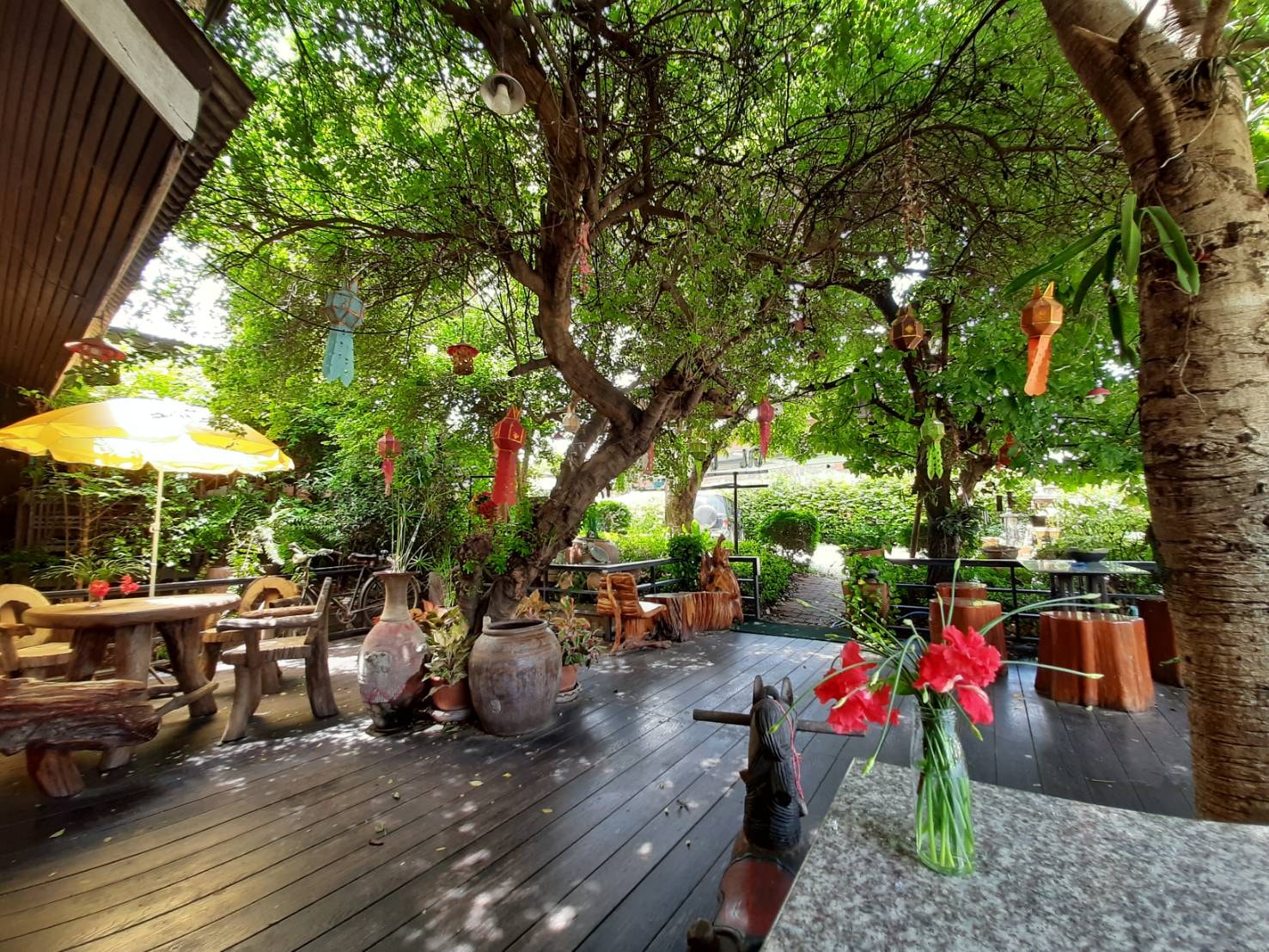 ข้าวเปิ๊ปยายเครื่อง, กับข้าวกับปลา, สินวนา, เฟื่องฟ้า, บ้านครูอิ๋ว, สิบสองหน่วยตัด, ร้านอาหารลุงจ้อย สุโขทัย, ก๋วยเตี๋ยวสุโขทัย ไม้กลางกรุง, Pizza House, Phum Phor ภูมิพ่อ, รักชาติ พาเพลิน ศรีสำโรง, ณ โขทัย, กุ๊กเหมียน, ป้าอ้วนหมูจุ่ม 2