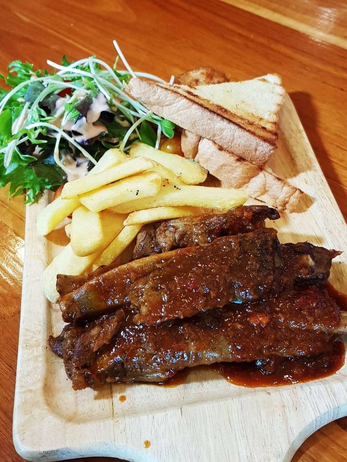 ข้าวเปิ๊ปยายเครื่อง, กับข้าวกับปลา, สินวนา, เฟื่องฟ้า, บ้านครูอิ๋ว, สิบสองหน่วยตัด, ร้านอาหารลุงจ้อย สุโขทัย, ก๋วยเตี๋ยวสุโขทัย ไม้กลางกรุง, Pizza House, Phum Phor ภูมิพ่อ, รักชาติ พาเพลิน ศรีสำโรง, ณ โขทัย, กุ๊กเหมียน, ป้าอ้วนหมูจุ่ม 2