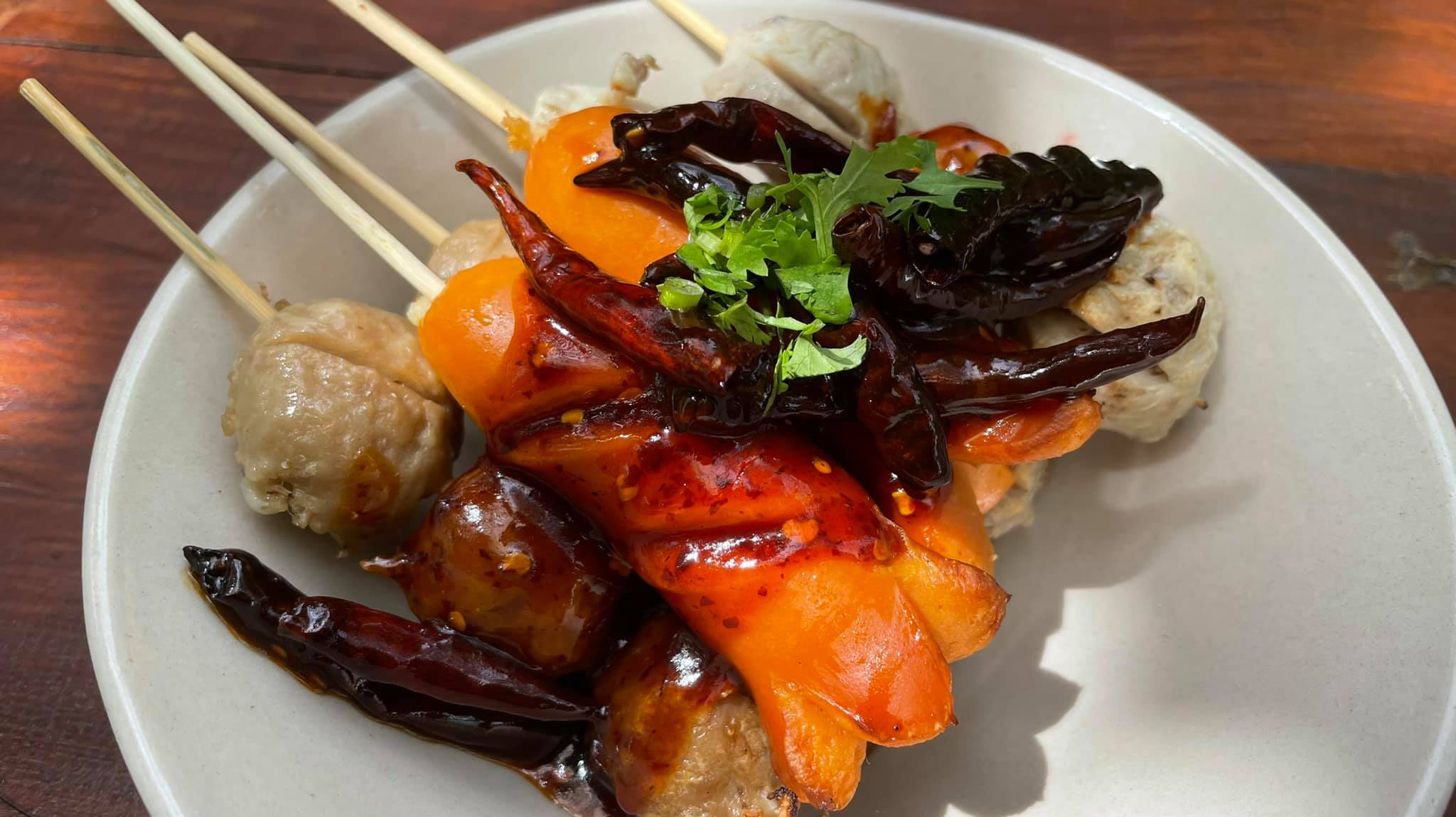 ข้าวเปิ๊ปยายเครื่อง, กับข้าวกับปลา, สินวนา, เฟื่องฟ้า, บ้านครูอิ๋ว, สิบสองหน่วยตัด, ร้านอาหารลุงจ้อย สุโขทัย, ก๋วยเตี๋ยวสุโขทัย ไม้กลางกรุง, Pizza House, Phum Phor ภูมิพ่อ, รักชาติ พาเพลิน ศรีสำโรง, ณ โขทัย, กุ๊กเหมียน, ป้าอ้วนหมูจุ่ม 2