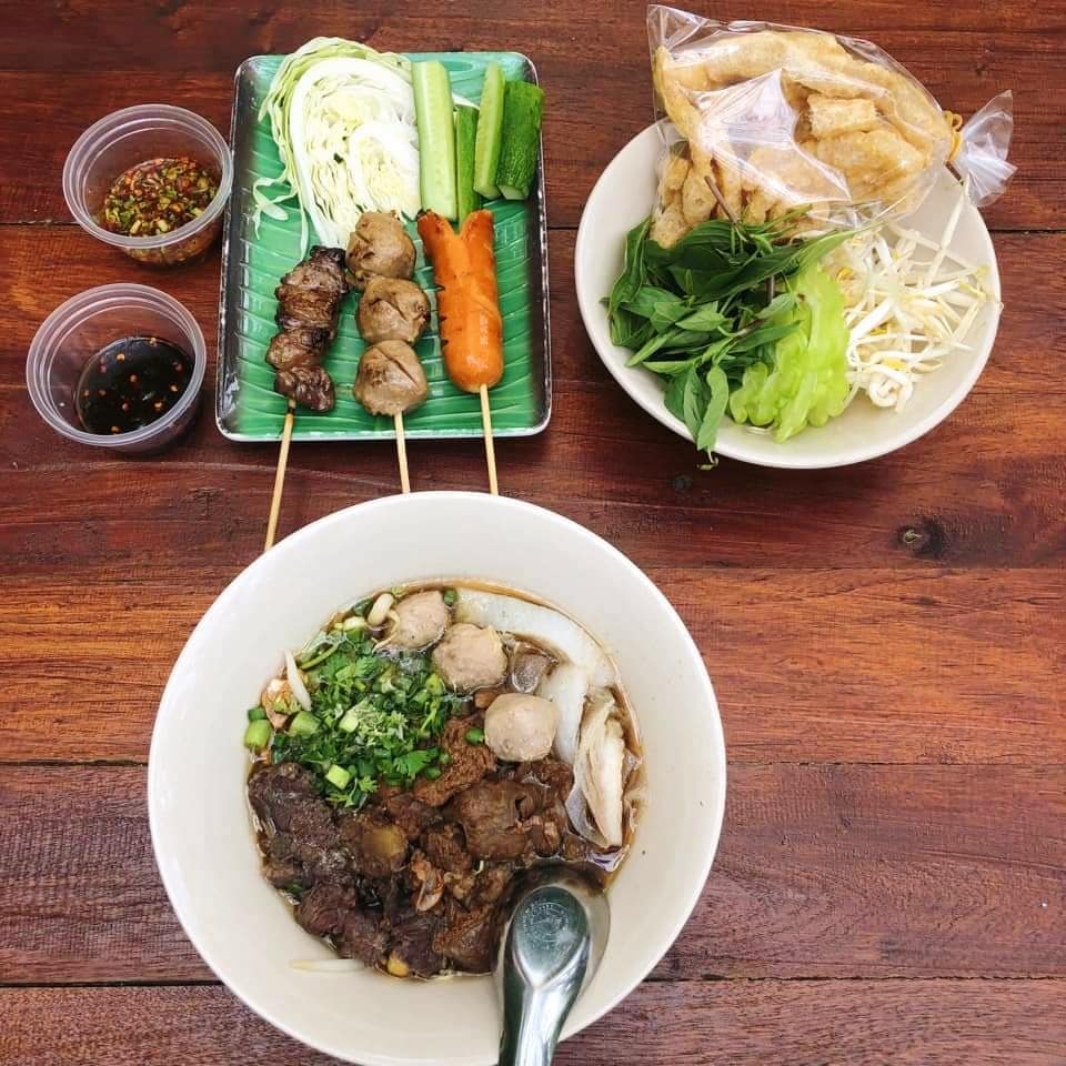ข้าวเปิ๊ปยายเครื่อง, กับข้าวกับปลา, สินวนา, เฟื่องฟ้า, บ้านครูอิ๋ว, สิบสองหน่วยตัด, ร้านอาหารลุงจ้อย สุโขทัย, ก๋วยเตี๋ยวสุโขทัย ไม้กลางกรุง, Pizza House, Phum Phor ภูมิพ่อ, รักชาติ พาเพลิน ศรีสำโรง, ณ โขทัย, กุ๊กเหมียน, ป้าอ้วนหมูจุ่ม 2