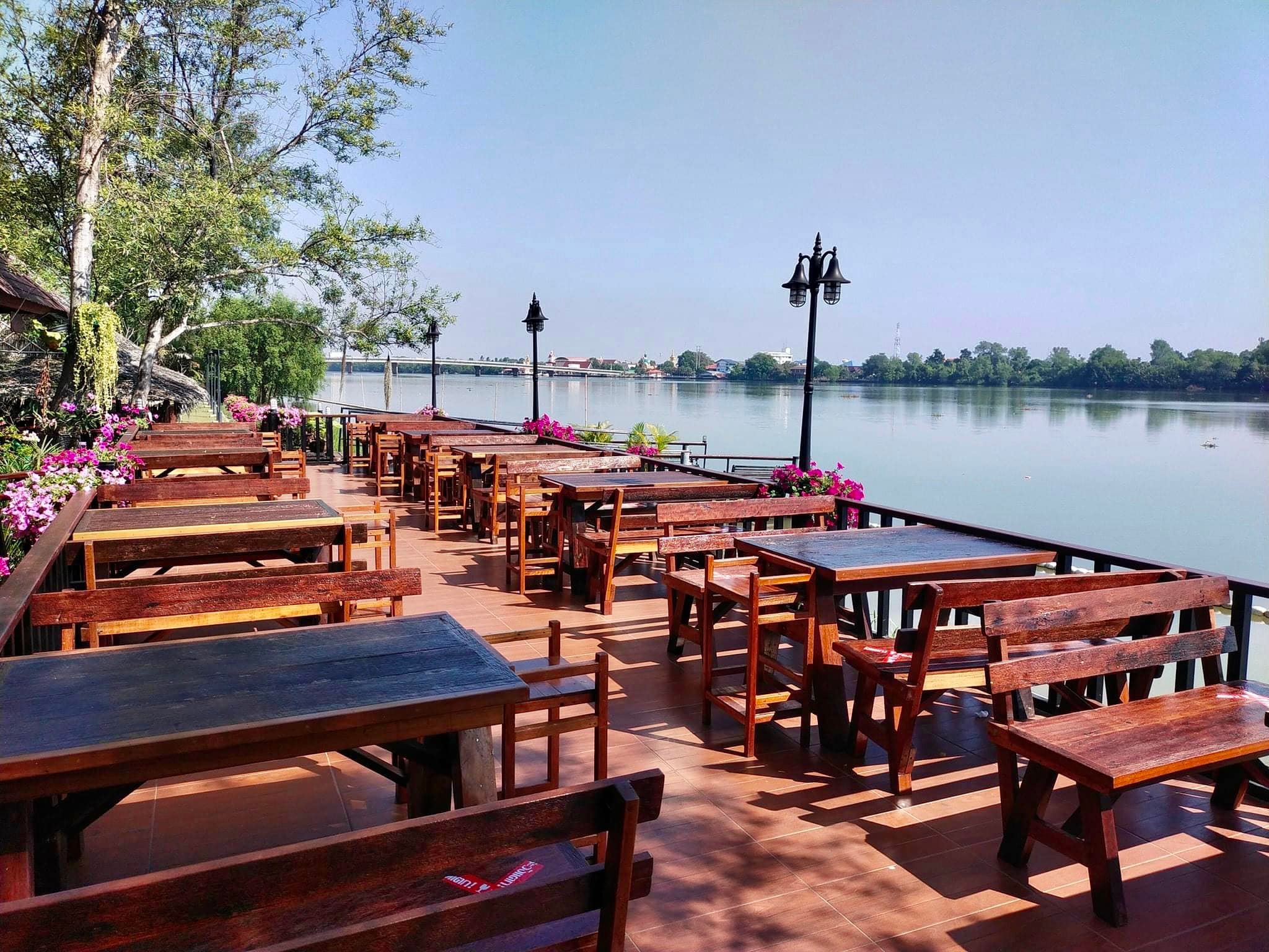 บ้านโพธิ์ริเวอร์ไซด์, ร้านอาหารมธุรสเรือนแพ, Baan Melon Desert, ร้านบ้านเบญฯ, บ้านปูกรรเชียง, ร้านกุ้งนาง, ร้านชวนมา ริมแม่น้ำบางปะกง, ครัวแม่ส้มเกลี้ยง, ครัวปลาเถื่อน, แพเคียงน้ำ, ลุงตีฟและยาย, รวยเรือนแพ, เอกเขนก, ชัยครับ, แพพยงค์ ริมน้ำ, 111/11 บ้านริมคลอง, มีน้ำ มีปลา cafe&amp;restaurant