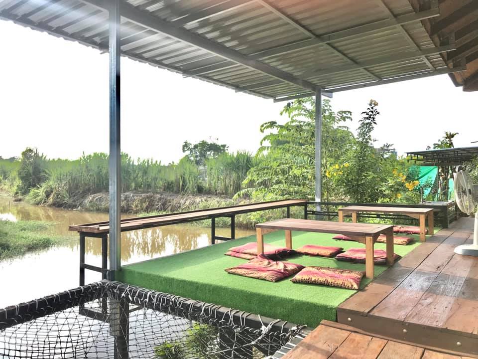 บ้านโพธิ์ริเวอร์ไซด์, ร้านอาหารมธุรสเรือนแพ, Baan Melon Desert, ร้านบ้านเบญฯ, บ้านปูกรรเชียง, ร้านกุ้งนาง, ร้านชวนมา ริมแม่น้ำบางปะกง, ครัวแม่ส้มเกลี้ยง, ครัวปลาเถื่อน, แพเคียงน้ำ, ลุงตีฟและยาย, รวยเรือนแพ, เอกเขนก, ชัยครับ, แพพยงค์ ริมน้ำ, 111/11 บ้านริมคลอง, มีน้ำ มีปลา cafe&amp;restaurant