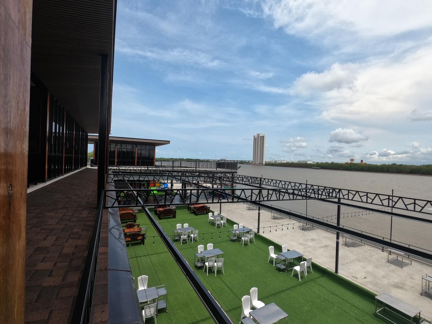 บ้านโพธิ์ริเวอร์ไซด์, ร้านอาหารมธุรสเรือนแพ, Baan Melon Desert, ร้านบ้านเบญฯ, บ้านปูกรรเชียง, ร้านกุ้งนาง, ร้านชวนมา ริมแม่น้ำบางปะกง, ครัวแม่ส้มเกลี้ยง, ครัวปลาเถื่อน, แพเคียงน้ำ, ลุงตีฟและยาย, รวยเรือนแพ, เอกเขนก, ชัยครับ, แพพยงค์ ริมน้ำ, 111/11 บ้านริมคลอง, มีน้ำ มีปลา cafe&amp;restaurant