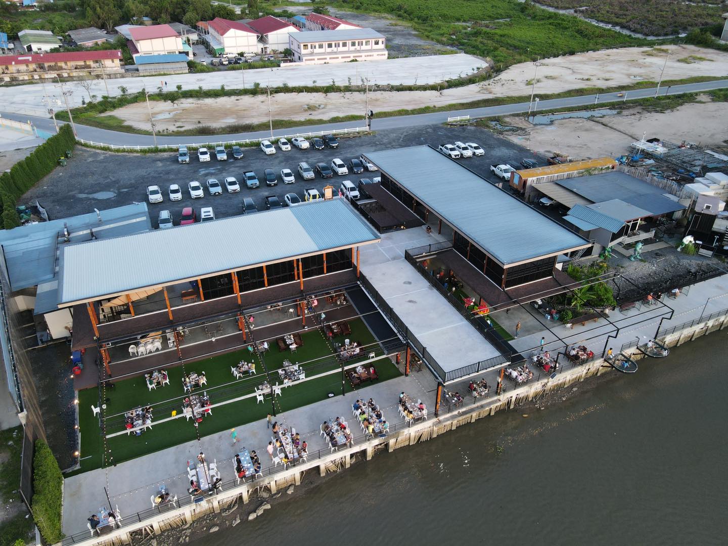 บ้านโพธิ์ริเวอร์ไซด์, ร้านอาหารมธุรสเรือนแพ, Baan Melon Desert, ร้านบ้านเบญฯ, บ้านปูกรรเชียง, ร้านกุ้งนาง, ร้านชวนมา ริมแม่น้ำบางปะกง, ครัวแม่ส้มเกลี้ยง, ครัวปลาเถื่อน, แพเคียงน้ำ, ลุงตีฟและยาย, รวยเรือนแพ, เอกเขนก, ชัยครับ, แพพยงค์ ริมน้ำ, 111/11 บ้านริมคลอง, มีน้ำ มีปลา cafe&amp;restaurant