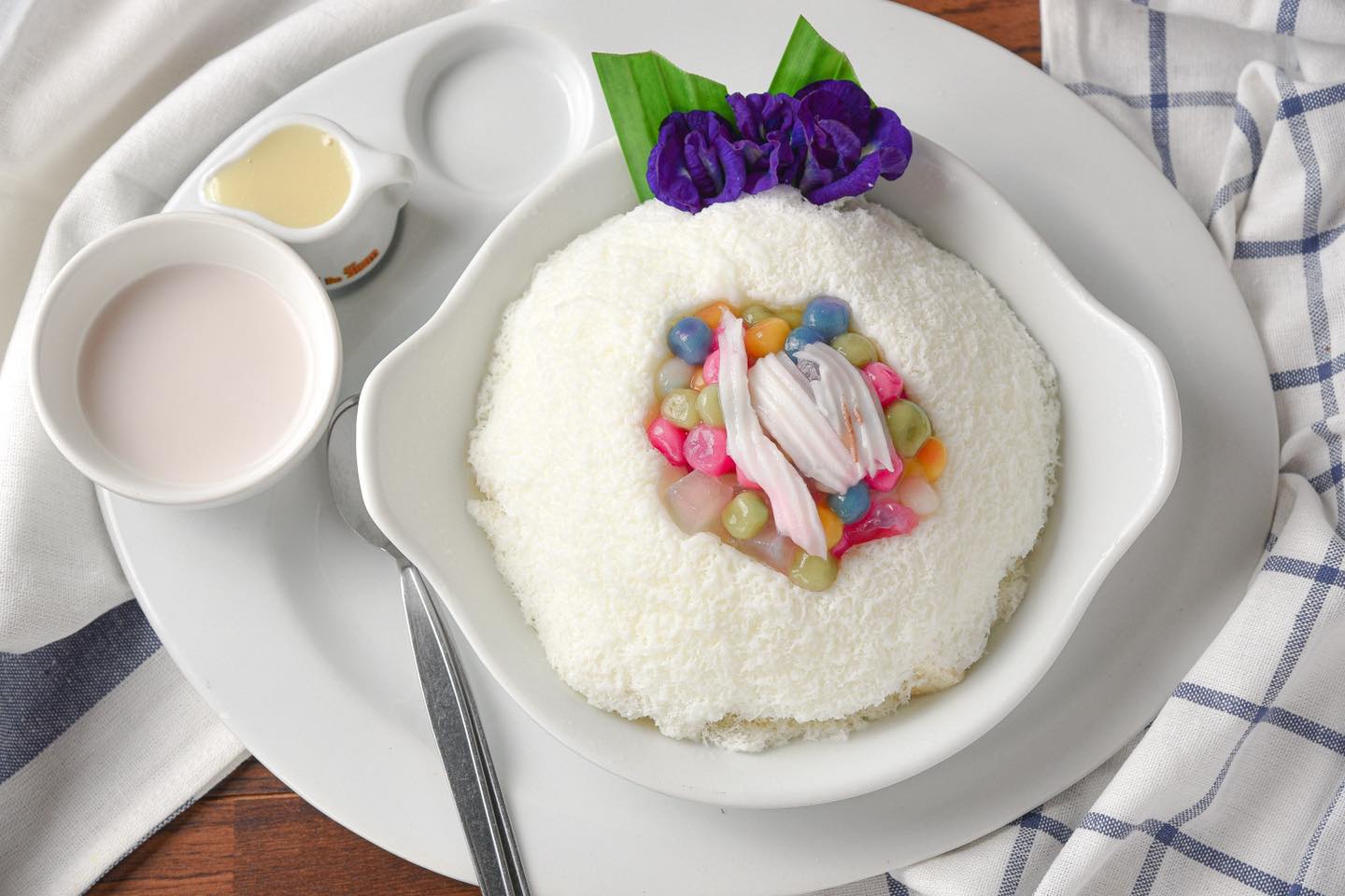 บ้านโพธิ์ริเวอร์ไซด์, ร้านอาหารมธุรสเรือนแพ, Baan Melon Desert, ร้านบ้านเบญฯ, บ้านปูกรรเชียง, ร้านกุ้งนาง, ร้านชวนมา ริมแม่น้ำบางปะกง, ครัวแม่ส้มเกลี้ยง, ครัวปลาเถื่อน, แพเคียงน้ำ, ลุงตีฟและยาย, รวยเรือนแพ, เอกเขนก, ชัยครับ, แพพยงค์ ริมน้ำ, 111/11 บ้านริมคลอง, มีน้ำ มีปลา cafe&amp;restaurant