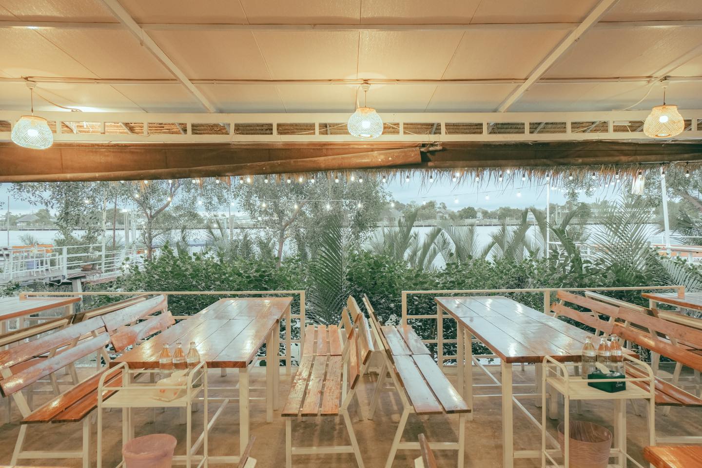 บ้านโพธิ์ริเวอร์ไซด์, ร้านอาหารมธุรสเรือนแพ, Baan Melon Desert, ร้านบ้านเบญฯ, บ้านปูกรรเชียง, ร้านกุ้งนาง, ร้านชวนมา ริมแม่น้ำบางปะกง, ครัวแม่ส้มเกลี้ยง, ครัวปลาเถื่อน, แพเคียงน้ำ, ลุงตีฟและยาย, รวยเรือนแพ, เอกเขนก, ชัยครับ, แพพยงค์ ริมน้ำ, 111/11 บ้านริมคลอง, มีน้ำ มีปลา cafe&amp;restaurant