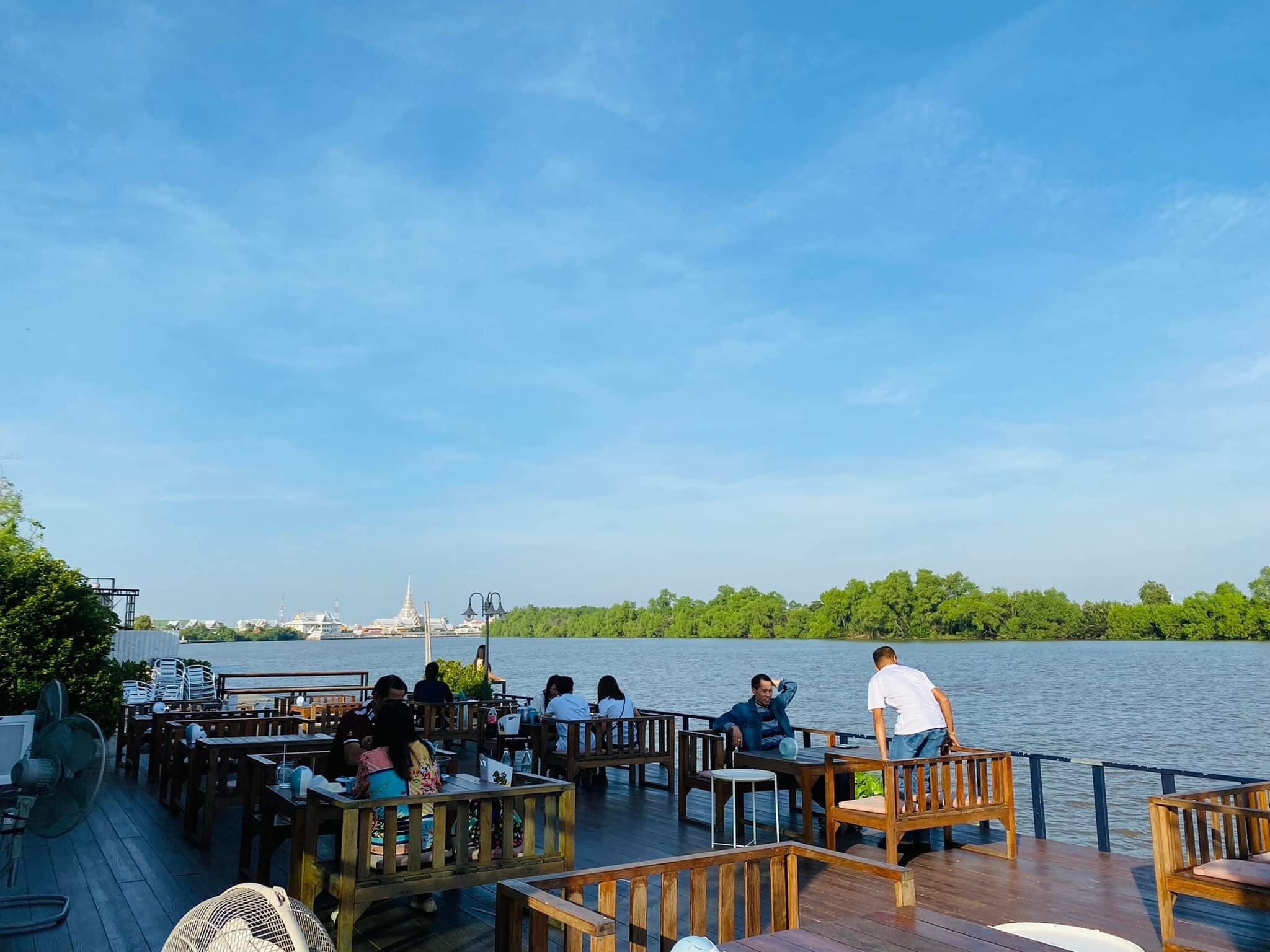 บ้านโพธิ์ริเวอร์ไซด์, ร้านอาหารมธุรสเรือนแพ, Baan Melon Desert, ร้านบ้านเบญฯ, บ้านปูกรรเชียง, ร้านกุ้งนาง, ร้านชวนมา ริมแม่น้ำบางปะกง, ครัวแม่ส้มเกลี้ยง, ครัวปลาเถื่อน, แพเคียงน้ำ, ลุงตีฟและยาย, รวยเรือนแพ, เอกเขนก, ชัยครับ, แพพยงค์ ริมน้ำ, 111/11 บ้านริมคลอง, มีน้ำ มีปลา cafe&amp;restaurant