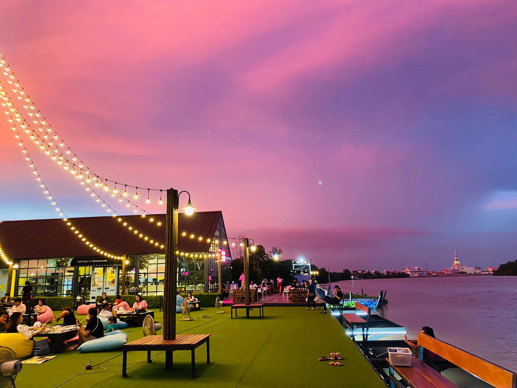 บ้านโพธิ์ริเวอร์ไซด์, ร้านอาหารมธุรสเรือนแพ, Baan Melon Desert, ร้านบ้านเบญฯ, บ้านปูกรรเชียง, ร้านกุ้งนาง, ร้านชวนมา ริมแม่น้ำบางปะกง, ครัวแม่ส้มเกลี้ยง, ครัวปลาเถื่อน, แพเคียงน้ำ, ลุงตีฟและยาย, รวยเรือนแพ, เอกเขนก, ชัยครับ, แพพยงค์ ริมน้ำ, 111/11 บ้านริมคลอง, มีน้ำ มีปลา cafe&amp;restaurant