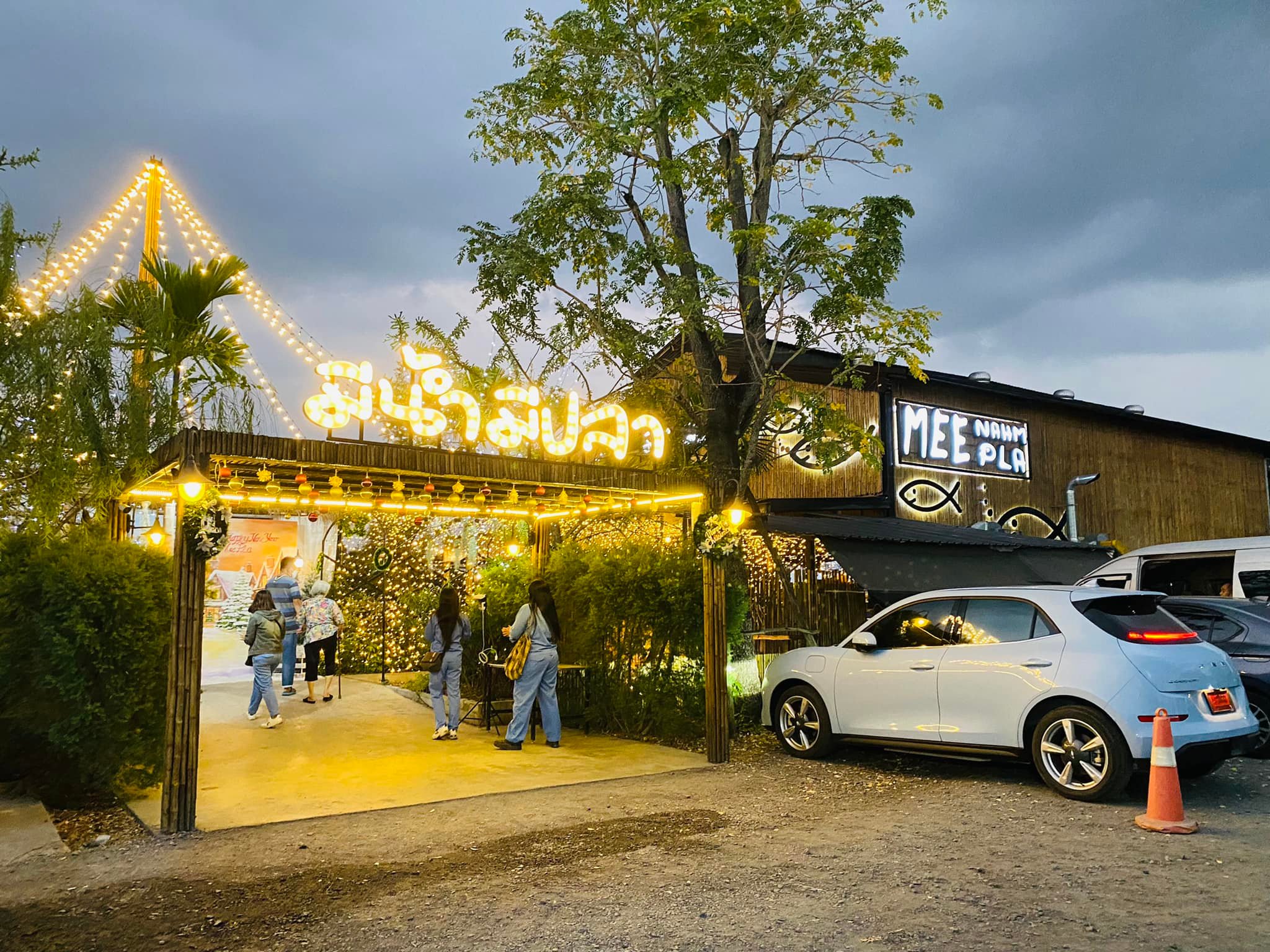 บ้านโพธิ์ริเวอร์ไซด์, ร้านอาหารมธุรสเรือนแพ, Baan Melon Desert, ร้านบ้านเบญฯ, บ้านปูกรรเชียง, ร้านกุ้งนาง, ร้านชวนมา ริมแม่น้ำบางปะกง, ครัวแม่ส้มเกลี้ยง, ครัวปลาเถื่อน, แพเคียงน้ำ, ลุงตีฟและยาย, รวยเรือนแพ, เอกเขนก, ชัยครับ, แพพยงค์ ริมน้ำ, 111/11 บ้านริมคลอง, มีน้ำ มีปลา cafe&amp;restaurant