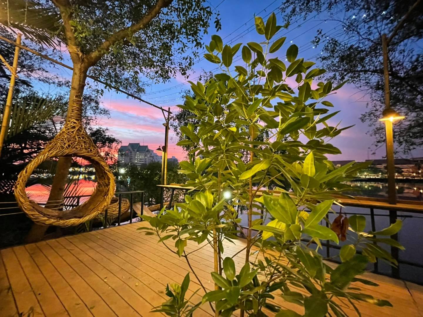 บ้านโพธิ์ริเวอร์ไซด์, ร้านอาหารมธุรสเรือนแพ, Baan Melon Desert, ร้านบ้านเบญฯ, บ้านปูกรรเชียง, ร้านกุ้งนาง, ร้านชวนมา ริมแม่น้ำบางปะกง, ครัวแม่ส้มเกลี้ยง, ครัวปลาเถื่อน, แพเคียงน้ำ, ลุงตีฟและยาย, รวยเรือนแพ, เอกเขนก, ชัยครับ, แพพยงค์ ริมน้ำ, 111/11 บ้านริมคลอง, มีน้ำ มีปลา cafe&amp;restaurant