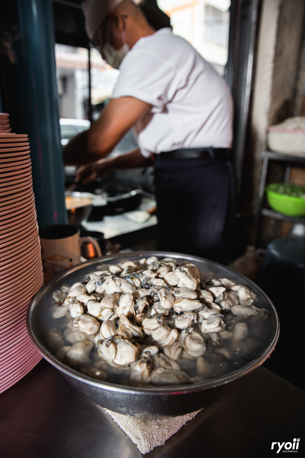 ก๋วยเตี๋ยวผัดงี่เง่า at เจ๊เบญ โอเดี้ยน, ร้านฮั้นโภชนา, เจ๊เฮี้ยง ก๋วยเตี๋ยวลูกชิ้นปลา ตลาดน้อย, ข้าวต้มปลาตลาดน้อย, Baan Chim Cha, อาฉีไก่ทอด, มานพ สุกี้รถกระบะ, แดงราชาหอยทอด, โจ๊ก เจ๊หมวยเกี้ย-ดั้งเดิม, เป็ดตุ๋นเจ้าท่า, ซี่โครงปราณ, คุณปุ๊กะหรี่ปั๊บ ณ ตลาดน้อย, แต้เล่าจิ้นเส็ง, Li Bing Waffle Parlour, Mana Craft, Jap Bread ตลาดน้อย, ฮงเซียงกง