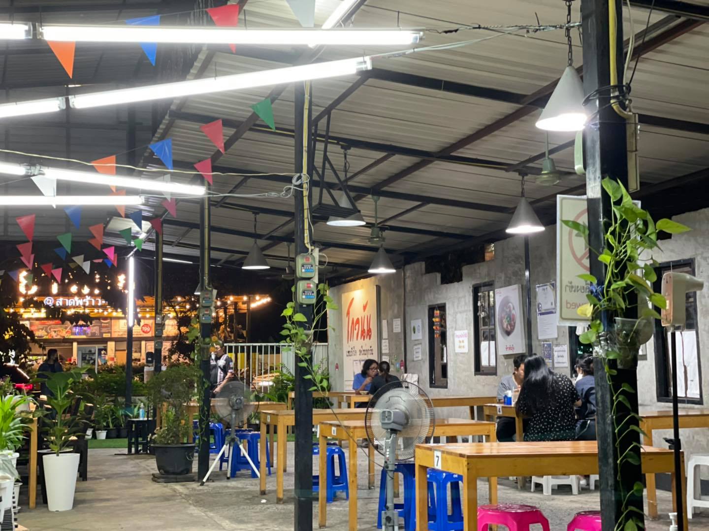 Cypher Gelato, สุกี้จินดา, สาขาลาดพร้าววังหิน, เถ่าชิ่ว น้ำเต้าหู้มือหนึ่ง, เตาถ่าน หมูกระทะ, Unfinished Coffee Roaster, เซี้ยม ก๋วยเตี๋ยวสุโขทัย วังหิน, เครปป้าเฉื่อย, สาขา Plaza Lagoon, เฝอ'54, สาขาลาดพร้าววังหิน 60, ซ้งเป็ดพะโล้, ผัดไทยวังหิน Showปัง, ราดหน้าฟาไฉ, โกวนัน, โกวใหญ่ ก๋วยเตี๋ยวหมูต้มยำ, รัตนา ราชาบะหมี่เกี๊ยวข้าวหมูแดง, ทวีชัยเป็ดพะโล้, กล้วยทอดล้านช้าง, Wood Café, หมูมาไก่ไป, เลิศทิพย์วังหิน, ก๋วยเตี๋ยวต้มยำไข่ลาวา, Buta Shabu, โก โรตีชาชัก ลาดพร้าววังหิน