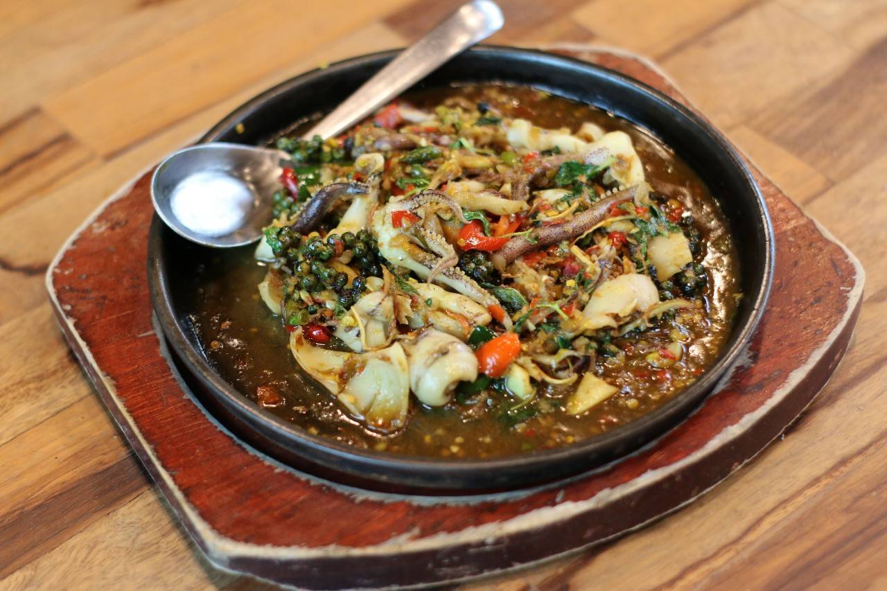 ฮอม Hom 2493, บ้านม่อนนกยูง, Kim's Cafe', ครัวจิ้นสด อาหารพื้นเมือง, ปั๋นใจ๋, สวนไซทอง ไส้กรอกเผาเตาดิน, ป้าแป้งเย็นตาโฟ ประตูชัย, ฮักเส้น ก๋วยเตี๋ยวต้มยำเมืองแพร่, ขนมเส้นน้ำย้อย กาดน้ำทอง -โจหยก, วีวี่ (weewee food and catering), ข้าวซอยเจ้เล็กประตูชัย แพร่, ร้านลาบป้ามา, ร่มไม้ใหญ่ เรสเตอรองท์, ร้านจิ้นนึ่งแม่หล่าย