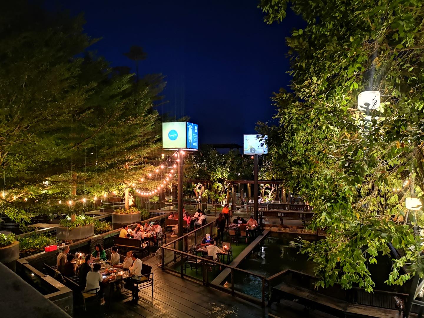 ฮอม Hom 2493, บ้านม่อนนกยูง, Kim's Cafe', ครัวจิ้นสด อาหารพื้นเมือง, ปั๋นใจ๋, สวนไซทอง ไส้กรอกเผาเตาดิน, ป้าแป้งเย็นตาโฟ ประตูชัย, ฮักเส้น ก๋วยเตี๋ยวต้มยำเมืองแพร่, ขนมเส้นน้ำย้อย กาดน้ำทอง -โจหยก, วีวี่ (weewee food and catering), ข้าวซอยเจ้เล็กประตูชัย แพร่, ร้านลาบป้ามา, ร่มไม้ใหญ่ เรสเตอรองท์, ร้านจิ้นนึ่งแม่หล่าย