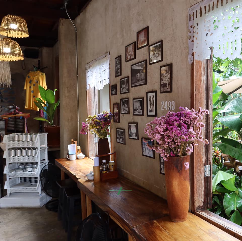 ฮอม Hom 2493, บ้านม่อนนกยูง, Kim's Cafe', ครัวจิ้นสด อาหารพื้นเมือง, ปั๋นใจ๋, สวนไซทอง ไส้กรอกเผาเตาดิน, ป้าแป้งเย็นตาโฟ ประตูชัย, ฮักเส้น ก๋วยเตี๋ยวต้มยำเมืองแพร่, ขนมเส้นน้ำย้อย กาดน้ำทอง -โจหยก, วีวี่ (weewee food and catering), ข้าวซอยเจ้เล็กประตูชัย แพร่, ร้านลาบป้ามา, ร่มไม้ใหญ่ เรสเตอรองท์, ร้านจิ้นนึ่งแม่หล่าย