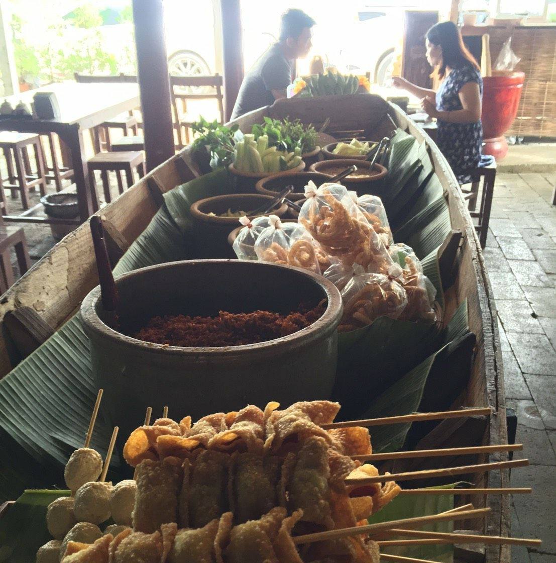 ฮอม Hom 2493, บ้านม่อนนกยูง, Kim's Cafe', ครัวจิ้นสด อาหารพื้นเมือง, ปั๋นใจ๋, สวนไซทอง ไส้กรอกเผาเตาดิน, ป้าแป้งเย็นตาโฟ ประตูชัย, ฮักเส้น ก๋วยเตี๋ยวต้มยำเมืองแพร่, ขนมเส้นน้ำย้อย กาดน้ำทอง -โจหยก, วีวี่ (weewee food and catering), ข้าวซอยเจ้เล็กประตูชัย แพร่, ร้านลาบป้ามา, ร่มไม้ใหญ่ เรสเตอรองท์, ร้านจิ้นนึ่งแม่หล่าย