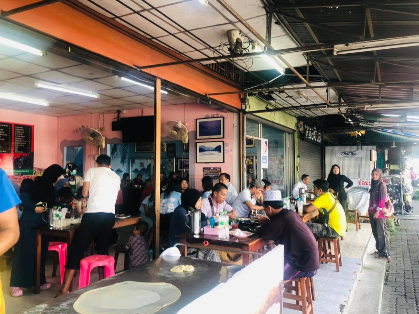 แป๊ะยิ้ม ติ่มซำ, ติ่มซำซอย 14, มิตรทาวน์, บุญจิราแต่เตี้ยม, หยวนเป่า กระบี่, กระบี่ติ่มซำ, สาขา 1 เยื้องรพ.กระบี่, โกเล็กชวนชิม, โรตีบางนรา ณ กระบี่, 89 Cafe, ข้าวหน้าเป็ดเยาวราช รสเด็ด, ณ เมืองบี่ ฮาลาลติ่มซำ, โชคชัยติ่มซำ ตลาดเก่ากระบี่, จ๊ะดำ