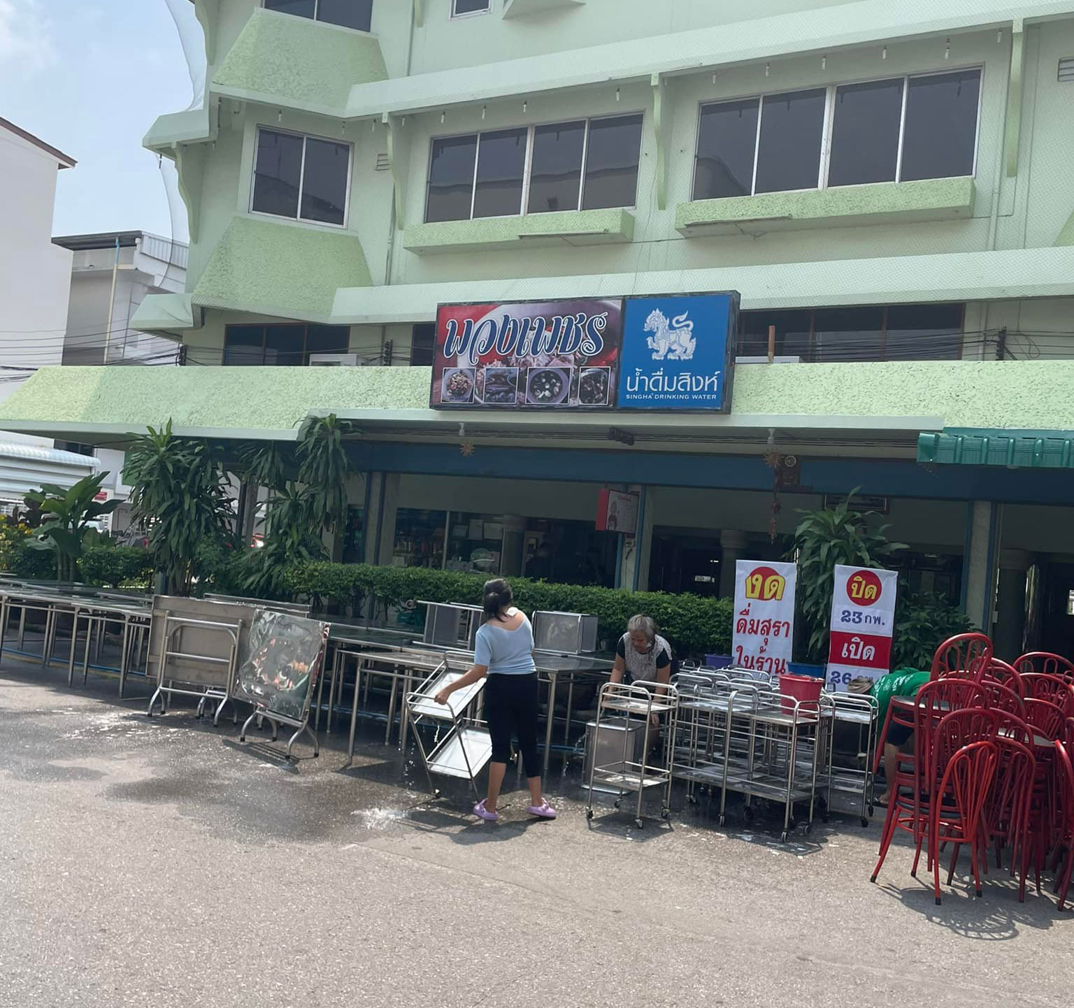 ครัวเจ๊นงค์ซีฟู๊ด, แม่ลูกจันทน์, สาขาบางตะบูน, โคตรหมู, ครัวริมเล ปูเป็น, Luckyseafood 2, ครัวไข่มุกปูเป็น, เจ๊เหมียวทะเลสด, เปลญวน เพชรบุรี, ครัวเพชรน้ำฟ้า, วิวทะเลซีฟู้ดชะอำ, ป้าหยัน, พวงเพชร, ครัวห้วยทราย, กิ่งกาญจน์, รีแล็กซ์ เพชรบุรี, เรือแลเล บางตะบูน, สวนอาหาร "ล้านอร่อย", บางตะบูนเบย์, ครัวปรียานนท์ หาดเจ้าสำราญ, สังเวียนซีฟู้ด Sungwean seafood