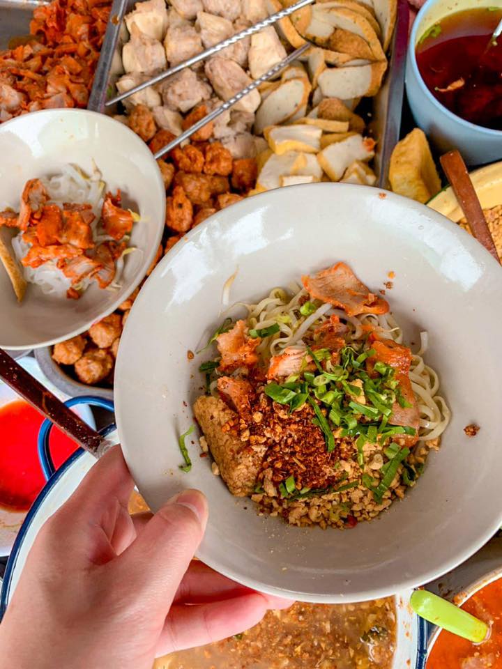 ก๋วยเตี๋ยวสูตรโบราณป้าพร, ร้านหอยทอดสิงห์บุรี, หมูสะเต๊ะ เฮียแกละ, ร้านจุ้งบริการ, ก๋วยเตี๋ยวหมูเฮียติ่ง, ก๋วยเตี๋ยวหมูเฮียติ่ง เปิดบริการตามปกติ ทุกวัน เวลา 10:00–19:00 น. สอบถามเพิ่มเติม โทร. 081 365 8495 , ร้านหอยทอดย่าชิต หน้าวัดธรรมนิยม อยุธยา, ก๋วยเตี๋ยวเรือไก่ฉีกป้าปุ๊, บ้านไม้ริมน้ำ, ก๋วยเตี๋ยวไทยบ้านคุณยายหยด สาขาอยุธยา