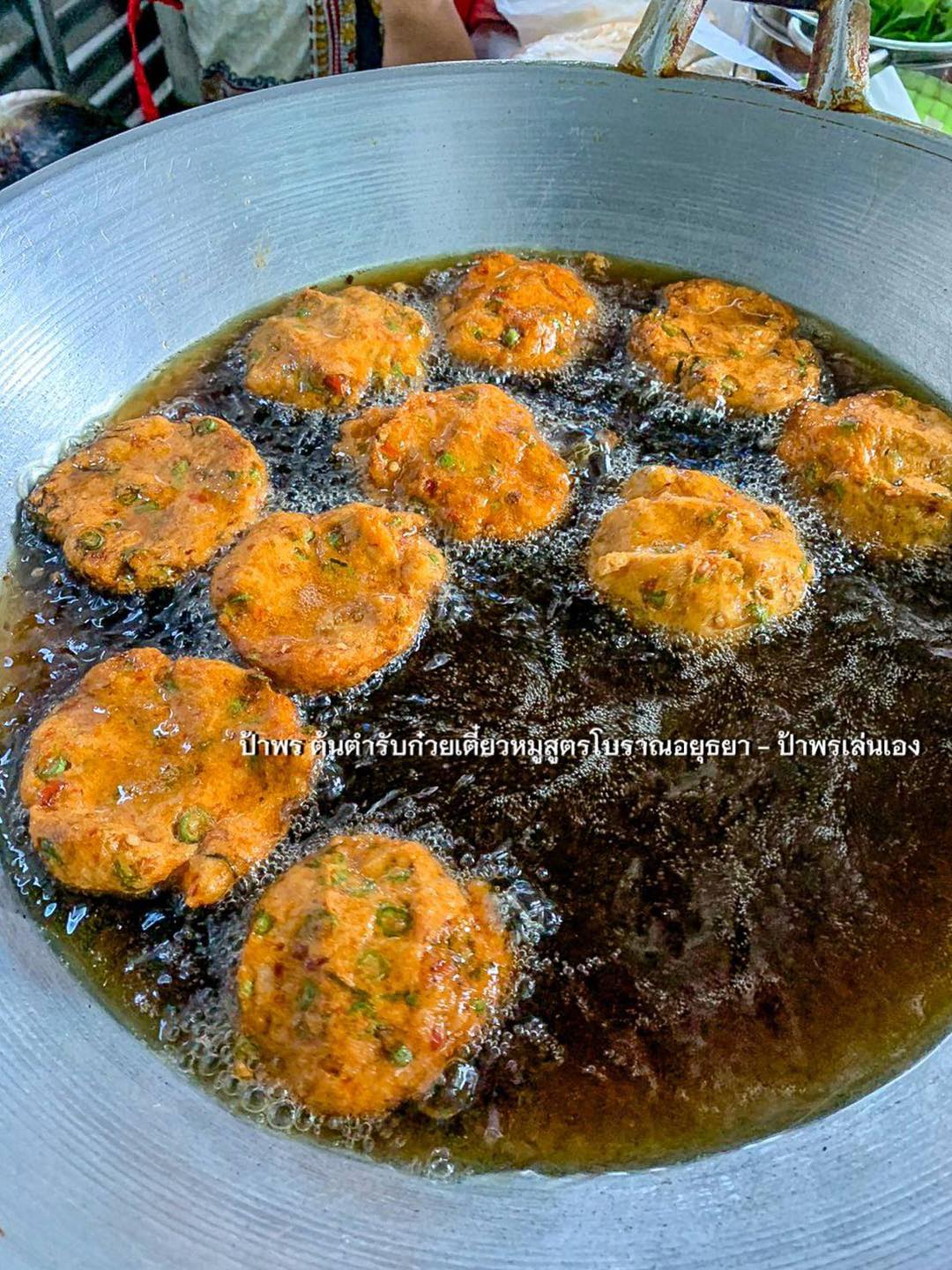 ก๋วยเตี๋ยวสูตรโบราณป้าพร, ร้านหอยทอดสิงห์บุรี, หมูสะเต๊ะ เฮียแกละ, ร้านจุ้งบริการ, ก๋วยเตี๋ยวหมูเฮียติ่ง, ก๋วยเตี๋ยวหมูเฮียติ่ง เปิดบริการตามปกติ ทุกวัน เวลา 10:00–19:00 น. สอบถามเพิ่มเติม โทร. 081 365 8495 , ร้านหอยทอดย่าชิต หน้าวัดธรรมนิยม อยุธยา, ก๋วยเตี๋ยวเรือไก่ฉีกป้าปุ๊, บ้านไม้ริมน้ำ, ก๋วยเตี๋ยวไทยบ้านคุณยายหยด สาขาอยุธยา