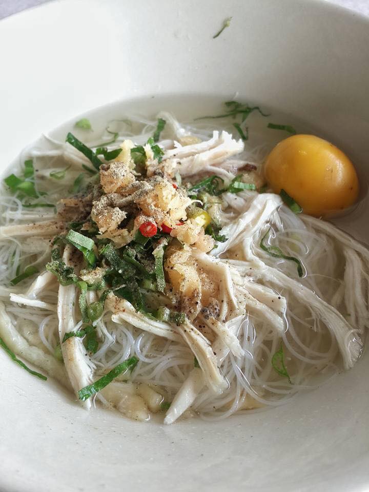 ก๋วยเตี๋ยวสูตรโบราณป้าพร, ร้านหอยทอดสิงห์บุรี, หมูสะเต๊ะ เฮียแกละ, ร้านจุ้งบริการ, ก๋วยเตี๋ยวหมูเฮียติ่ง, ก๋วยเตี๋ยวหมูเฮียติ่ง เปิดบริการตามปกติ ทุกวัน เวลา 10:00–19:00 น. สอบถามเพิ่มเติม โทร. 081 365 8495 , ร้านหอยทอดย่าชิต หน้าวัดธรรมนิยม อยุธยา, ก๋วยเตี๋ยวเรือไก่ฉีกป้าปุ๊, บ้านไม้ริมน้ำ, ก๋วยเตี๋ยวไทยบ้านคุณยายหยด สาขาอยุธยา