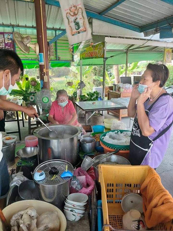 ก๋วยเตี๋ยวสูตรโบราณป้าพร, ร้านหอยทอดสิงห์บุรี, หมูสะเต๊ะ เฮียแกละ, ร้านจุ้งบริการ, ก๋วยเตี๋ยวหมูเฮียติ่ง, ก๋วยเตี๋ยวหมูเฮียติ่ง เปิดบริการตามปกติ ทุกวัน เวลา 10:00–19:00 น. สอบถามเพิ่มเติม โทร. 081 365 8495 , ร้านหอยทอดย่าชิต หน้าวัดธรรมนิยม อยุธยา, ก๋วยเตี๋ยวเรือไก่ฉีกป้าปุ๊, บ้านไม้ริมน้ำ, ก๋วยเตี๋ยวไทยบ้านคุณยายหยด สาขาอยุธยา