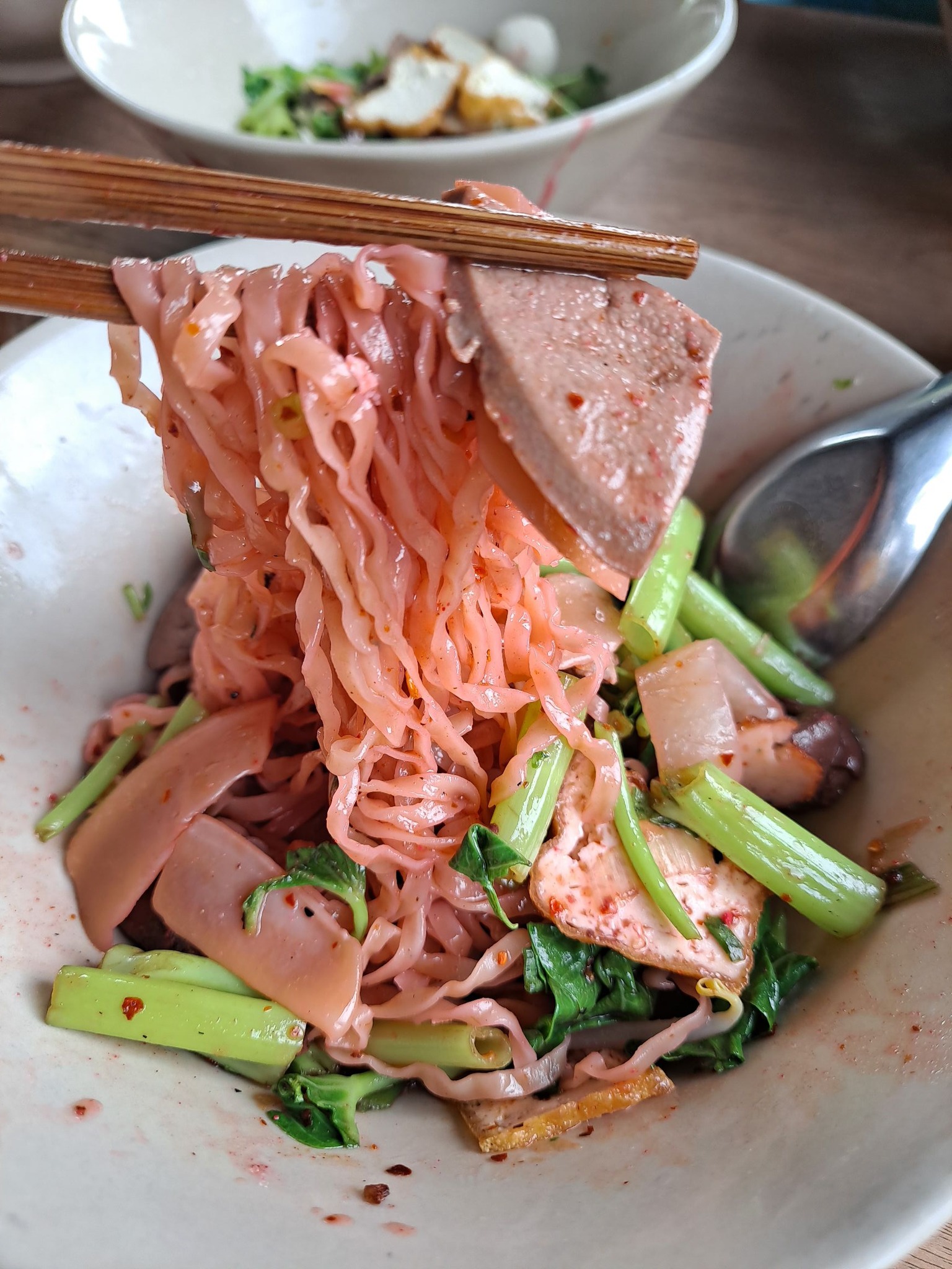 ก๋วยเตี๋ยวสูตรโบราณป้าพร, ร้านหอยทอดสิงห์บุรี, หมูสะเต๊ะ เฮียแกละ, ร้านจุ้งบริการ, ก๋วยเตี๋ยวหมูเฮียติ่ง, ก๋วยเตี๋ยวหมูเฮียติ่ง เปิดบริการตามปกติ ทุกวัน เวลา 10:00–19:00 น. สอบถามเพิ่มเติม โทร. 081 365 8495 , ร้านหอยทอดย่าชิต หน้าวัดธรรมนิยม อยุธยา, ก๋วยเตี๋ยวเรือไก่ฉีกป้าปุ๊, บ้านไม้ริมน้ำ, ก๋วยเตี๋ยวไทยบ้านคุณยายหยด สาขาอยุธยา