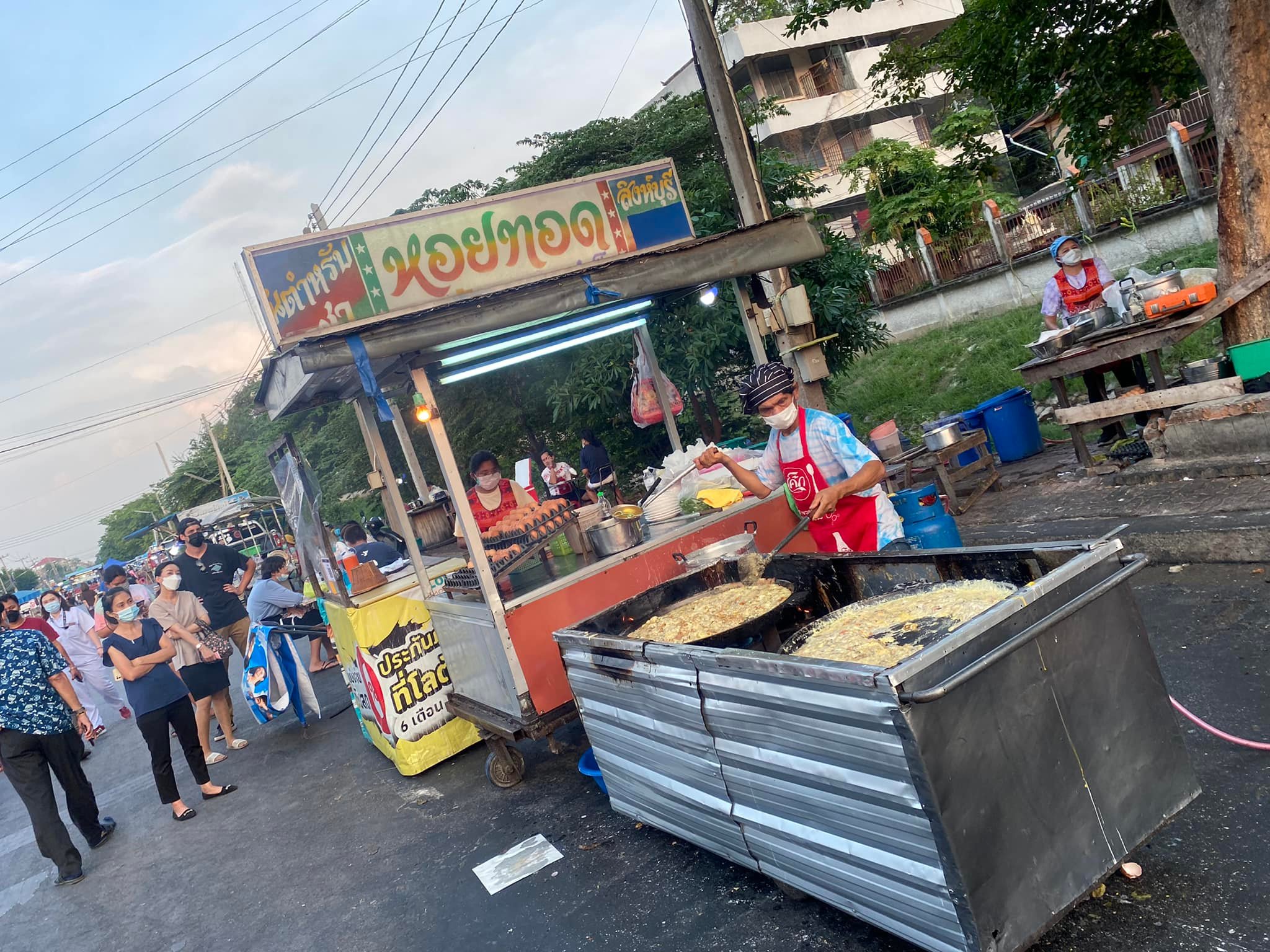 ก๋วยเตี๋ยวสูตรโบราณป้าพร, ร้านหอยทอดสิงห์บุรี, หมูสะเต๊ะ เฮียแกละ, ร้านจุ้งบริการ, ก๋วยเตี๋ยวหมูเฮียติ่ง, ก๋วยเตี๋ยวหมูเฮียติ่ง เปิดบริการตามปกติ ทุกวัน เวลา 10:00–19:00 น. สอบถามเพิ่มเติม โทร. 081 365 8495 , ร้านหอยทอดย่าชิต หน้าวัดธรรมนิยม อยุธยา, ก๋วยเตี๋ยวเรือไก่ฉีกป้าปุ๊, บ้านไม้ริมน้ำ, ก๋วยเตี๋ยวไทยบ้านคุณยายหยด สาขาอยุธยา