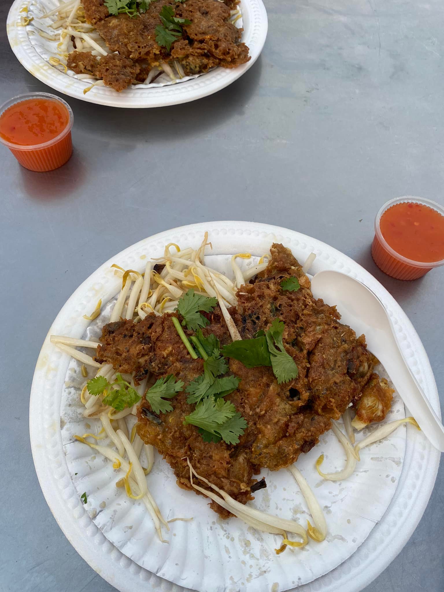 ก๋วยเตี๋ยวสูตรโบราณป้าพร, ร้านหอยทอดสิงห์บุรี, หมูสะเต๊ะ เฮียแกละ, ร้านจุ้งบริการ, ก๋วยเตี๋ยวหมูเฮียติ่ง, ก๋วยเตี๋ยวหมูเฮียติ่ง เปิดบริการตามปกติ ทุกวัน เวลา 10:00–19:00 น. สอบถามเพิ่มเติม โทร. 081 365 8495 , ร้านหอยทอดย่าชิต หน้าวัดธรรมนิยม อยุธยา, ก๋วยเตี๋ยวเรือไก่ฉีกป้าปุ๊, บ้านไม้ริมน้ำ, ก๋วยเตี๋ยวไทยบ้านคุณยายหยด สาขาอยุธยา
