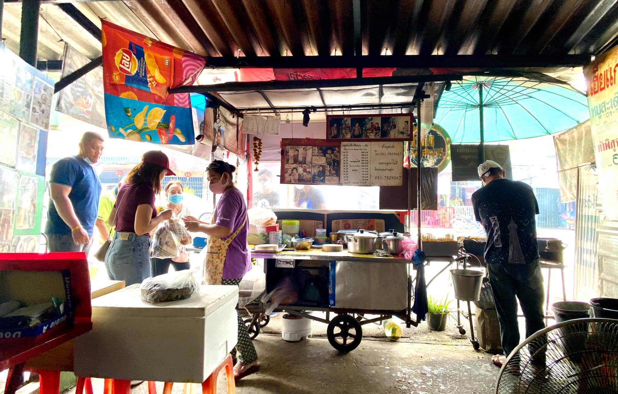 ก๋วยเตี๋ยวสูตรโบราณป้าพร, ร้านหอยทอดสิงห์บุรี, หมูสะเต๊ะ เฮียแกละ, ร้านจุ้งบริการ, ก๋วยเตี๋ยวหมูเฮียติ่ง, ก๋วยเตี๋ยวหมูเฮียติ่ง เปิดบริการตามปกติ ทุกวัน เวลา 10:00–19:00 น. สอบถามเพิ่มเติม โทร. 081 365 8495 , ร้านหอยทอดย่าชิต หน้าวัดธรรมนิยม อยุธยา, ก๋วยเตี๋ยวเรือไก่ฉีกป้าปุ๊, บ้านไม้ริมน้ำ, ก๋วยเตี๋ยวไทยบ้านคุณยายหยด สาขาอยุธยา