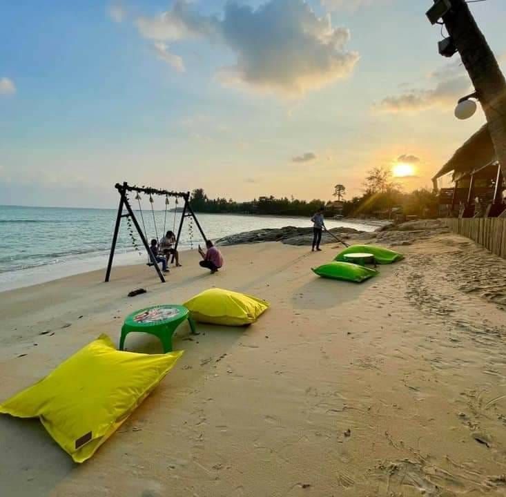 บ้านสวนลุงไข่, พี่เชษฐ์, Sawasdee-CuP Samui, ร้านอาหารข้าวหอม เกาะสมุย, ครัวชาวบ้าน, ท่าเรือสมุยซีฟู้ด, เสบียงเล, Mira Serene, โกเซ้ง เกาะสมุย, ครัวเสวยสมุย, The Roof Samui, มิสสมุย, Jam restaurant