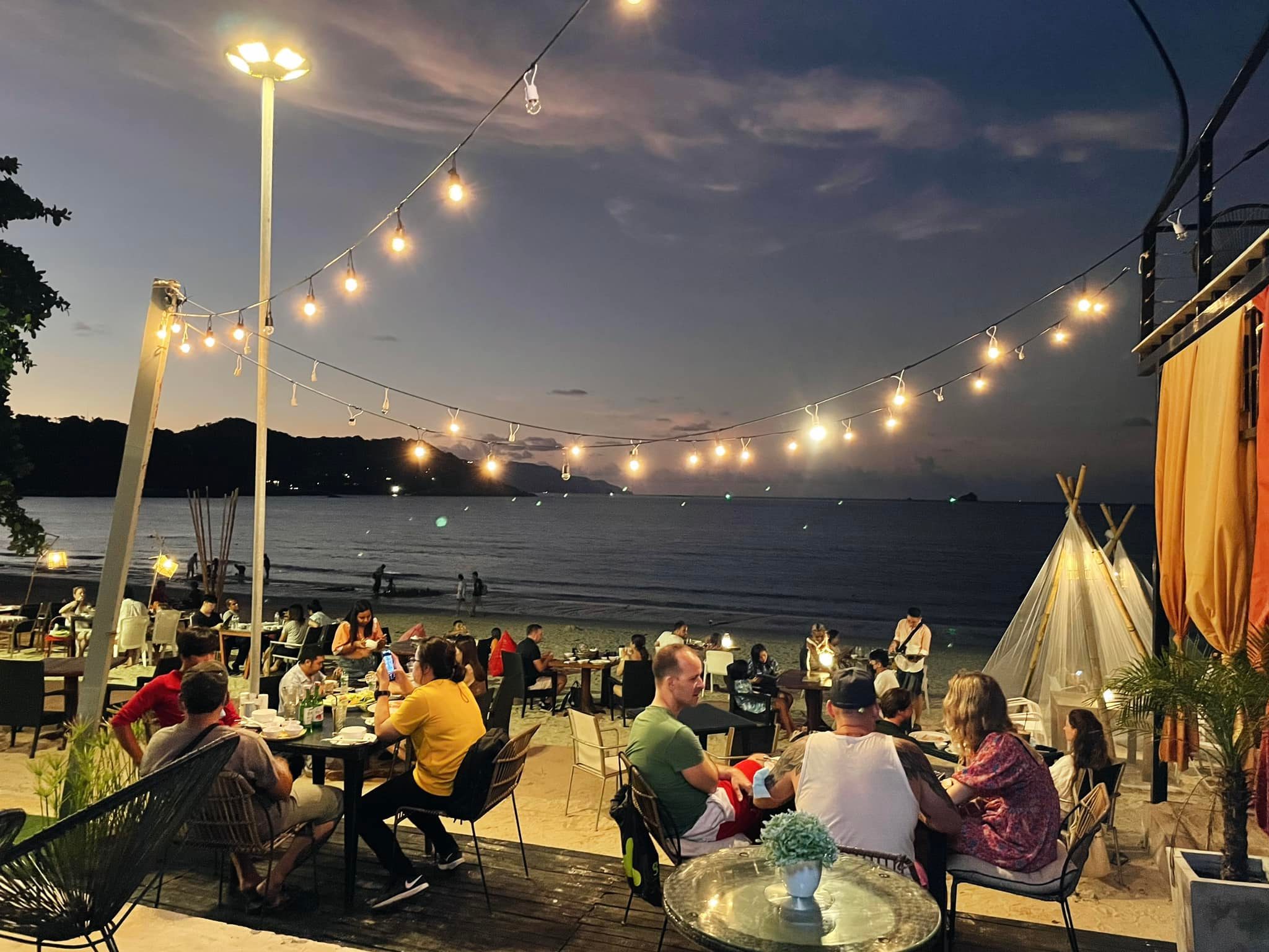 บ้านสวนลุงไข่, พี่เชษฐ์, Sawasdee-CuP Samui, ร้านอาหารข้าวหอม เกาะสมุย, ครัวชาวบ้าน, ท่าเรือสมุยซีฟู้ด, เสบียงเล, Mira Serene, โกเซ้ง เกาะสมุย, ครัวเสวยสมุย, The Roof Samui, มิสสมุย, Jam restaurant