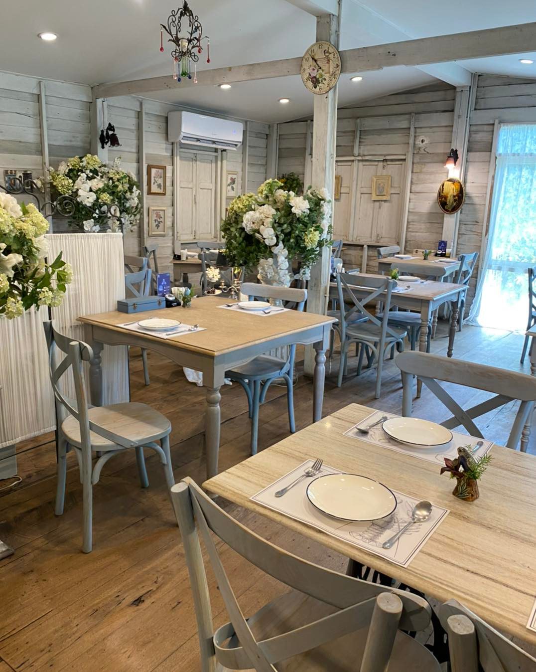 Midwinter, Dandelion Bake Studio, Cafe Reverie, Portobello &amp; Désiré, Level 50 by SEE FAH, Siam Yacht Club, Blue Sky, at Centara Grand, Mezzaluna Restaurant