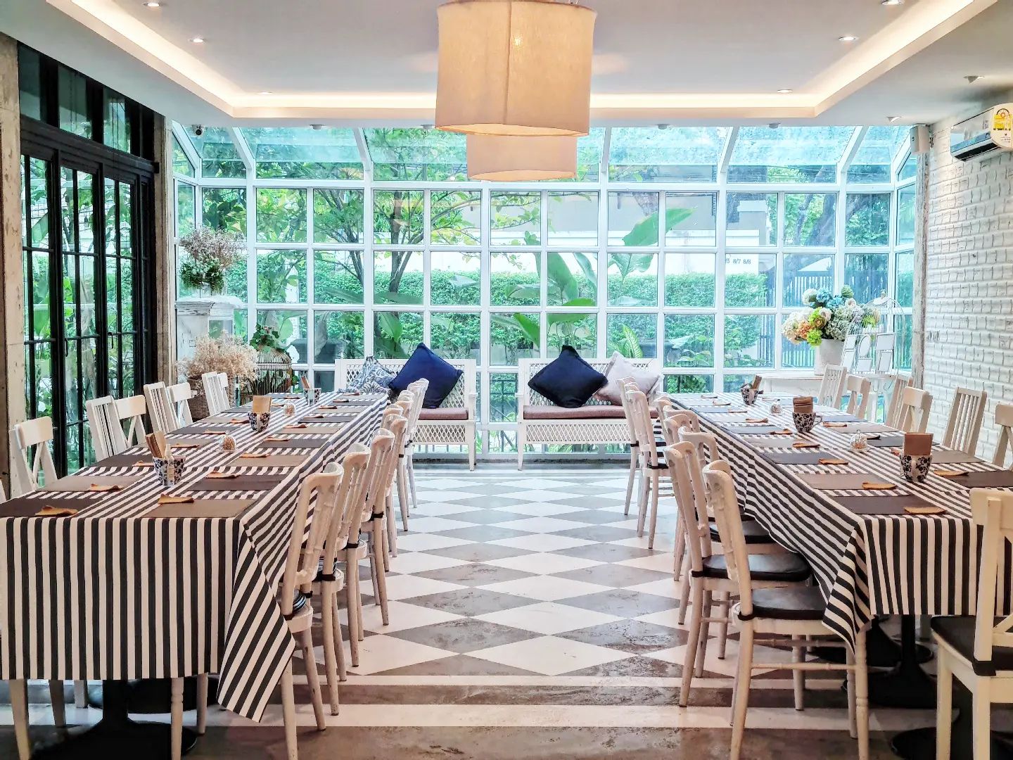 ครัวจำแลง แปลงกาย, ศรีตราด, Jirakaan Restaurant, เสวยซีฟู้ด, เรือนมัลลิการ์, ต้นเครื่อง, บ้านไอซ์, Gedhawa เก็ดถะหวา, Cr. ภาพทั้งหมดจาก Facebook Gedhawa Sukhumvit33, Madam Saranair มาดามสาระแหน่, ตะลิงปลิง สุขุมวิท 34, แสนสำราญที่แสนแสบ