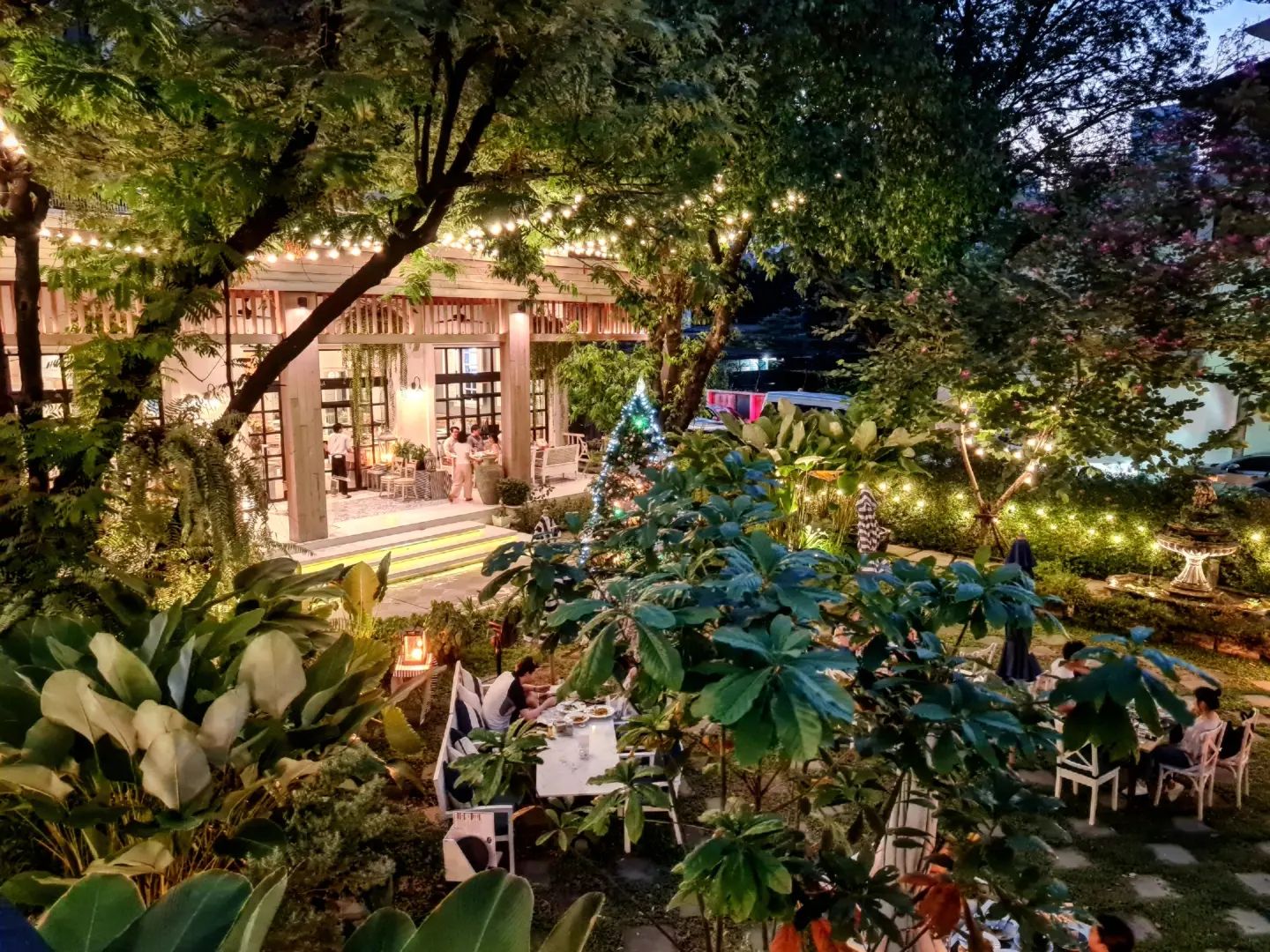 ครัวจำแลง แปลงกาย, ศรีตราด, Jirakaan Restaurant, เสวยซีฟู้ด, เรือนมัลลิการ์, ต้นเครื่อง, บ้านไอซ์, Gedhawa เก็ดถะหวา, Cr. ภาพทั้งหมดจาก Facebook Gedhawa Sukhumvit33, Madam Saranair มาดามสาระแหน่, ตะลิงปลิง สุขุมวิท 34, แสนสำราญที่แสนแสบ