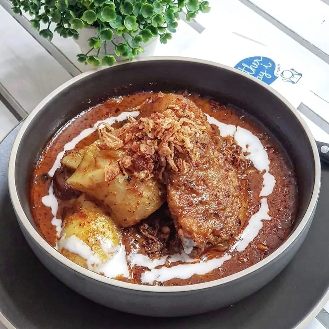 ครัวจำแลง แปลงกาย, ศรีตราด, Jirakaan Restaurant, เสวยซีฟู้ด, เรือนมัลลิการ์, ต้นเครื่อง, บ้านไอซ์, Gedhawa เก็ดถะหวา, Cr. ภาพทั้งหมดจาก Facebook Gedhawa Sukhumvit33, Madam Saranair มาดามสาระแหน่, ตะลิงปลิง สุขุมวิท 34, แสนสำราญที่แสนแสบ