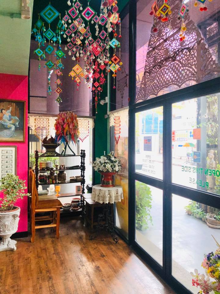 ครัวจำแลง แปลงกาย, ศรีตราด, Jirakaan Restaurant, เสวยซีฟู้ด, เรือนมัลลิการ์, ต้นเครื่อง, บ้านไอซ์, Gedhawa เก็ดถะหวา, Cr. ภาพทั้งหมดจาก Facebook Gedhawa Sukhumvit33, Madam Saranair มาดามสาระแหน่, ตะลิงปลิง สุขุมวิท 34, แสนสำราญที่แสนแสบ