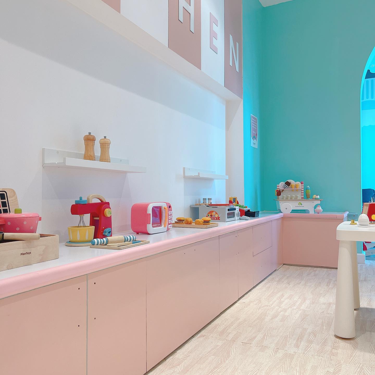 Kiddies’ House, ม้าก้านกล้วย คิดส์คาเฟ่, Little sheep kids cafe, Kickinkids, Moana Cafe, Organika Cafe and Play, Little Barn Kids Cafe, Pumpkin Art Town, DUBUA CAFE, FARM LUCK, Dressage Horse Café, Buttercup, Mari go round