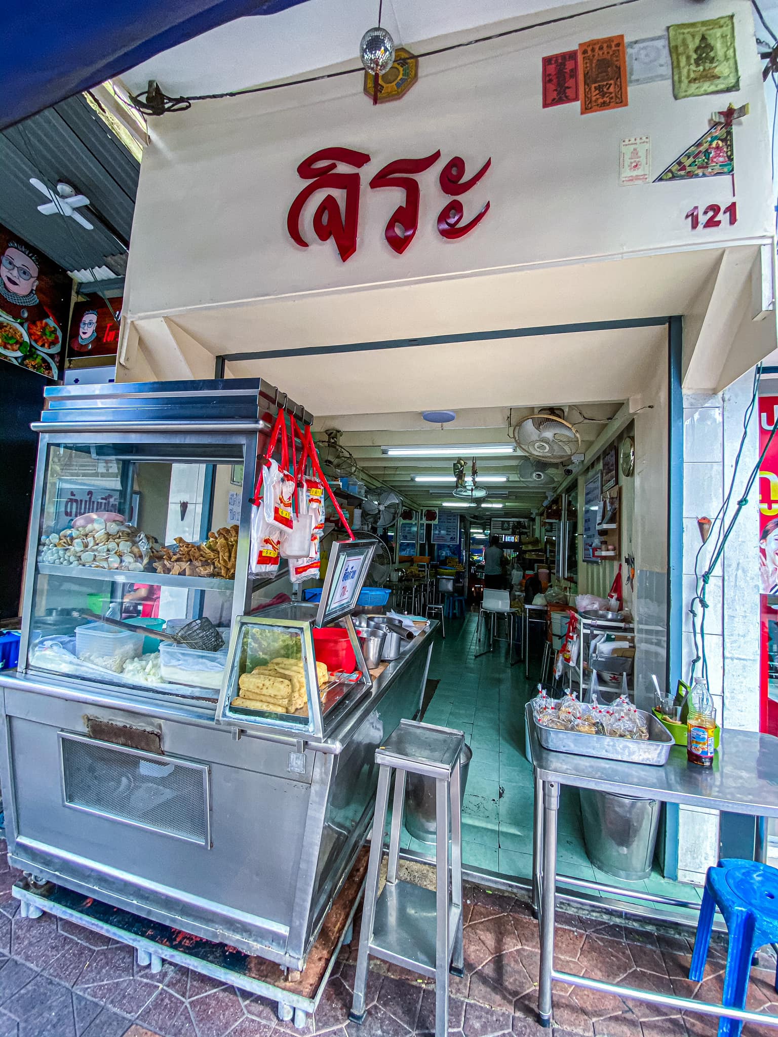 ส้มตำอุทุมพรกสิกรบางลำพู, คาริม โรตีมะตะบะ​, ขนมจีนน้ำยา บางลำภู, เจ้กบบางลำภู ต้มยำกุ้งรอบกลางคืน, Patonggo Cafe, จิระเย็นตาโฟ, ข้าวแกงบางลำพู 2517, ขนมเบื้องแม่ประภา, อาอีซะฮ์ รสดี, พัวกี่, ก๋วยเตี๋ยวลูกชิ้นปลานายง้ำ, โรงนํ้าชา มิตรามิตร, ข้าวแช่แม่ศิริ บางลำพู, พิกุลถั่วแปบแป้งสด, ห้องอาหารกร บางลำพู, เตี๋ยวตุ๋นบ้านสวน สาขาบางลำพู