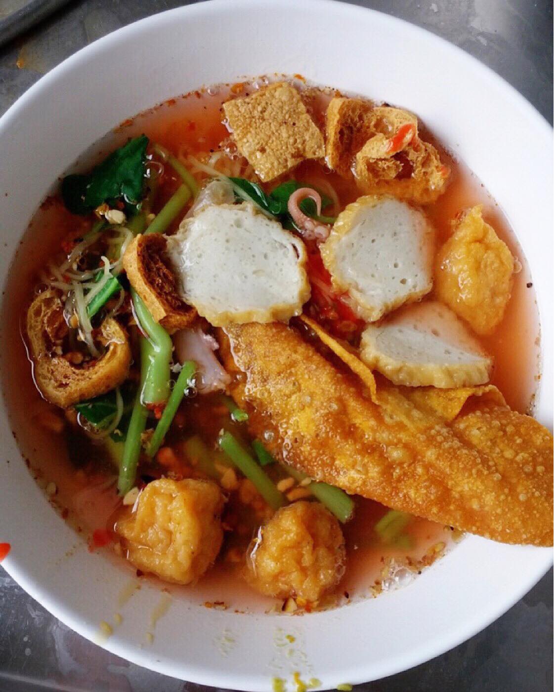 ส้มตำอุทุมพรกสิกรบางลำพู, คาริม โรตีมะตะบะ​, ขนมจีนน้ำยา บางลำภู, เจ้กบบางลำภู ต้มยำกุ้งรอบกลางคืน, Patonggo Cafe, จิระเย็นตาโฟ, ข้าวแกงบางลำพู 2517, ขนมเบื้องแม่ประภา, อาอีซะฮ์ รสดี, พัวกี่, ก๋วยเตี๋ยวลูกชิ้นปลานายง้ำ, โรงนํ้าชา มิตรามิตร, ข้าวแช่แม่ศิริ บางลำพู, พิกุลถั่วแปบแป้งสด, ห้องอาหารกร บางลำพู, เตี๋ยวตุ๋นบ้านสวน สาขาบางลำพู