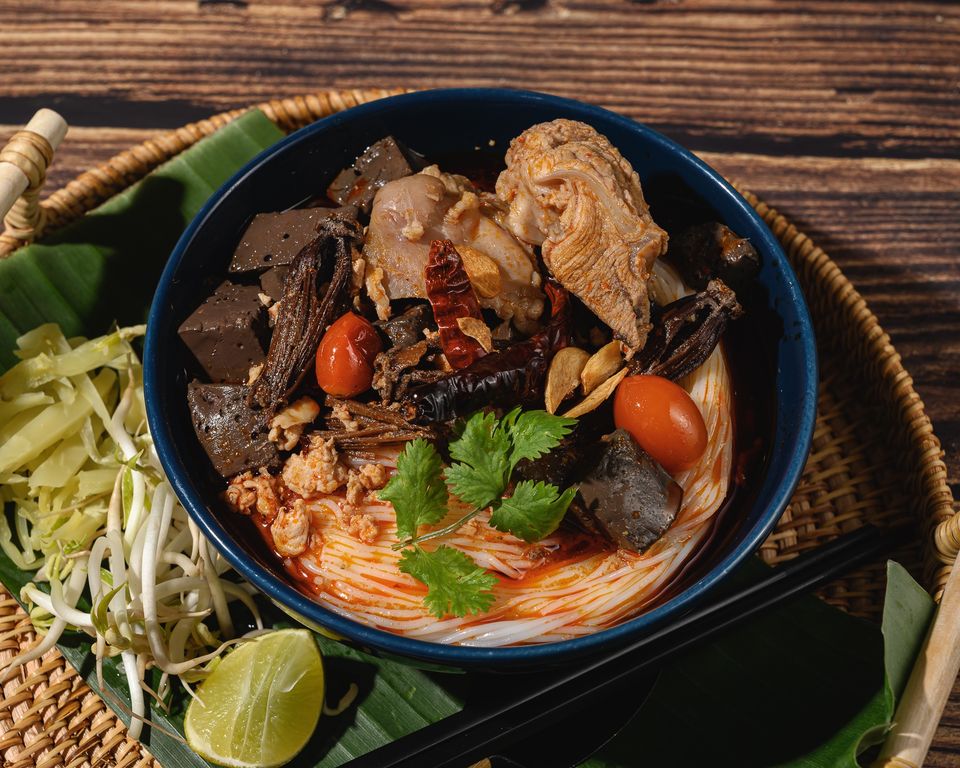 ล้าน เหนือ-น่าน อาหารเหนือ, เนื้อเหนือ Neua.Neur.Bkk, ต๋องเต็มโต๊ะ, สาขาพุทธมณฑล สาย 2, อองตอง ข้าวซอย, ละอ่อน น้ำเงี้ยว อาหารเหนือ, เฮือนลำพูน, รัชดาอาหารเหนือ, ร้านลำแต๊ๆ อาหารพื้นเมือง, ข้าวซอยลำดวนฟ้าฮ่ามเชียงใหม่, สาขาวิภาวดีรังสิต 58, หอมด่วน, ต๊ะต่อนยอน, Cr. ภาพทั้งหมดจาก Facebook ต๊ะต่อนยอน อาหารเหนือ, ฮ้านจาวเหนือ, ต๋องเหนือ Express, ข้าวซอยเชียงใหม่ ตรงข้ามกรมศุลกากร, ครัวเจียงใหม่, ครัวมะแข่น, กาดหลวง มินิ