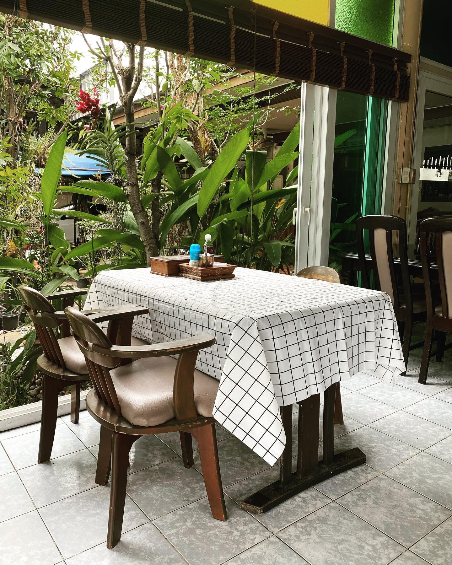 ล้าน เหนือ-น่าน อาหารเหนือ, เนื้อเหนือ Neua.Neur.Bkk, ต๋องเต็มโต๊ะ, สาขาพุทธมณฑล สาย 2, อองตอง ข้าวซอย, ละอ่อน น้ำเงี้ยว อาหารเหนือ, เฮือนลำพูน, รัชดาอาหารเหนือ, ร้านลำแต๊ๆ อาหารพื้นเมือง, ข้าวซอยลำดวนฟ้าฮ่ามเชียงใหม่, สาขาวิภาวดีรังสิต 58, หอมด่วน, ต๊ะต่อนยอน, Cr. ภาพทั้งหมดจาก Facebook ต๊ะต่อนยอน อาหารเหนือ, ฮ้านจาวเหนือ, ต๋องเหนือ Express, ข้าวซอยเชียงใหม่ ตรงข้ามกรมศุลกากร, ครัวเจียงใหม่, ครัวมะแข่น, กาดหลวง มินิ