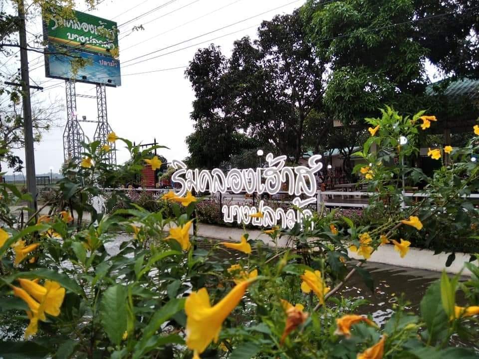 ร้านอ้นส้มตำปูม้า, ไผ่ขวาง, Zaab Station, เอมโอช by The Story, ครัวกางนา, คุ้มขวัญเจ้าเอย, ร้านบ้านเด, กุ่ยหมง, สวนอาหารเบญจรงค์ สุพรรณบุรี, ขัวะ, ลายน้ำ, มุมสบายครัวริมคลอง, ข้าวต้มโกเฑียร, นพรัตน์ ภัตตาคาร, กุ้งเป็น (เจ๊เน้ย), ขนาบน้ำสุพรรณบุรี and mellow, เรือนแพ (ครัวสุพรรณ) &amp; รีสอร์ท, ริมคลองเฮ้าส์, สุรชัยปลาเผา บึงไผ่แขก, Taiheiyo sushi suphanburi