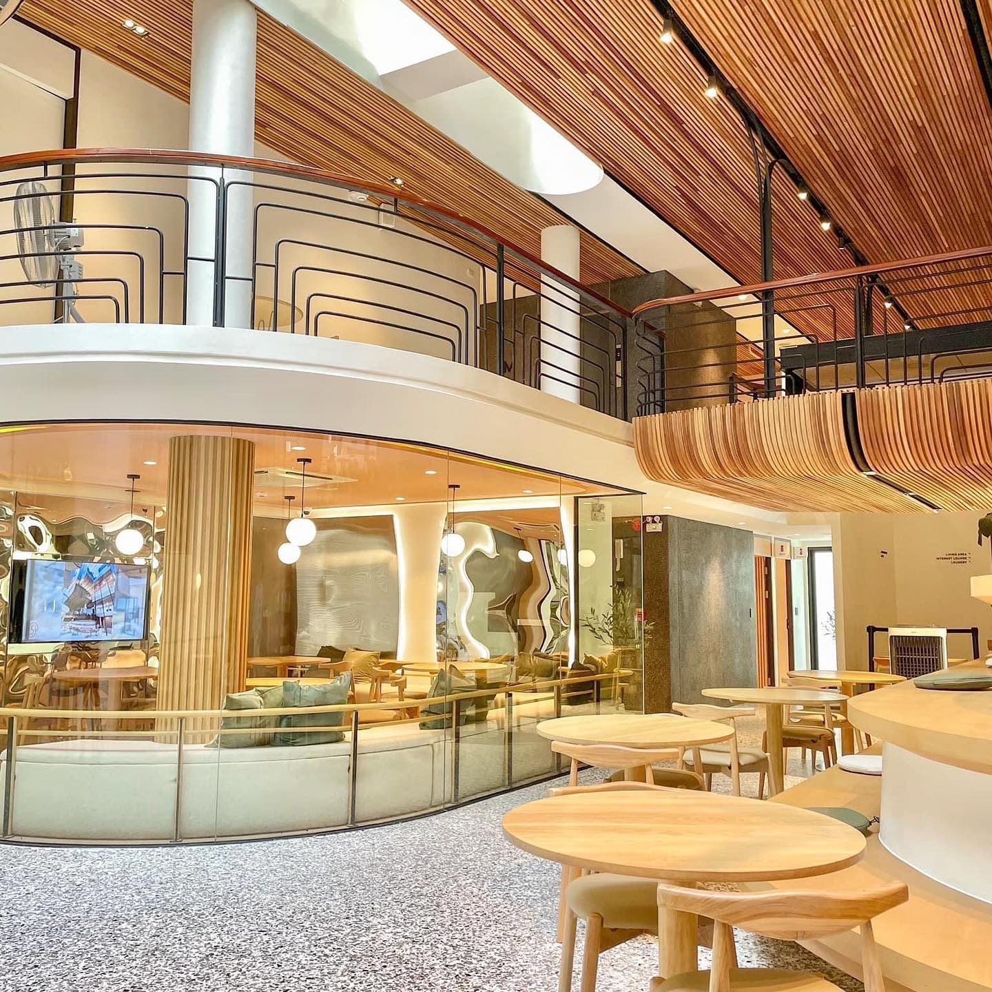 Anya Authentic Thai Cuisine, Kinu, สาขาเสาชิงช้า, ภูธรบาร์, ครัวอัปษร, สาขาถนนดินสอ, ขนมกุ๋ยช่ายเจ๊ต้อย, ตาชัยก๋วยเตี๋ยวสุโขทัย, โกปี๊เฮี้ยะไถ่กี่ ณ เสาชิงช้า, ไทยทำ เกาเหลาสมองหมู, จิต เตาถ่าน, ศิริพรโภชนา, มนต์ นมสด, เจ๊นี เผือกหิมะ, ลูกชิ้นหมูแพร่งนรา, นายอ้วนเย็นตาโฟเสาชิงช้า, สุขนิยม ขนมครกสิงคโปร์, ทิพย์สมัย ผัดไทยประตูผี, เช็งซิมอี๊ , สาขาเสาชิงช้า, Bite and Bond, ร้านติ่นฟง Tinn Feng, บรรพชน Bun Bar Chon, นมโจ เสาชิงช้า, ข้าวหมูแดงนายชุน