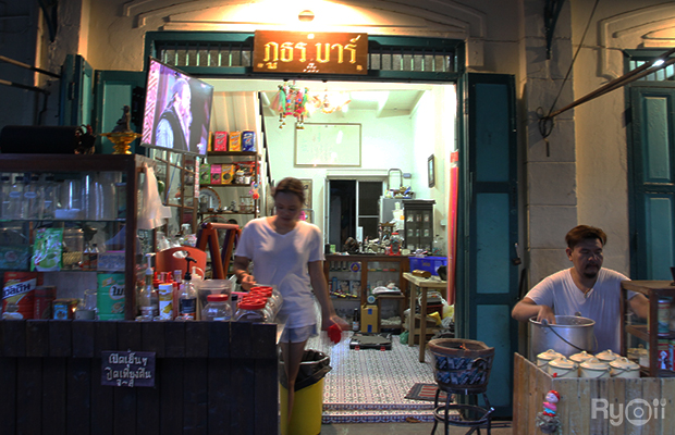 Anya Authentic Thai Cuisine, Kinu, สาขาเสาชิงช้า, ภูธรบาร์, ครัวอัปษร, สาขาถนนดินสอ, ขนมกุ๋ยช่ายเจ๊ต้อย, ตาชัยก๋วยเตี๋ยวสุโขทัย, โกปี๊เฮี้ยะไถ่กี่ ณ เสาชิงช้า, ไทยทำ เกาเหลาสมองหมู, จิต เตาถ่าน, ศิริพรโภชนา, มนต์ นมสด, เจ๊นี เผือกหิมะ, ลูกชิ้นหมูแพร่งนรา, นายอ้วนเย็นตาโฟเสาชิงช้า, สุขนิยม ขนมครกสิงคโปร์, ทิพย์สมัย ผัดไทยประตูผี, เช็งซิมอี๊ , สาขาเสาชิงช้า, Bite and Bond, ร้านติ่นฟง Tinn Feng, บรรพชน Bun Bar Chon, นมโจ เสาชิงช้า, ข้าวหมูแดงนายชุน