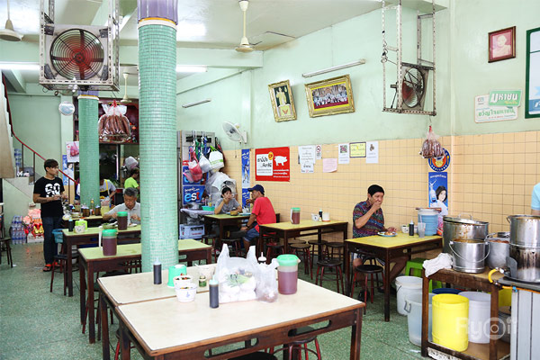 แดงราชาหอยทอด, เปาะเปี๊ยะสด ตรอกสุกร, SO-K cafe, เช็งซิมอี๊ (แป้งกลมอารมณ์ดี), ก๋วยเตี๋ยวตรอกโรงหมู, ข้าวมันไก่พิชัยไก่ตอน, Scoopp, ข้าวขาหมู "มันอยู่ในกระทะ"ตรอกโรงหมู, เบ๊ซุ่นหลี, สีมรกต, สุกี้เตาถ่าน ตรอกโรงหมู, Amass coffee art toys, Kanom Donut, ก๋วยเตี๋ยวหมูตุ๋นเจ๊ปู